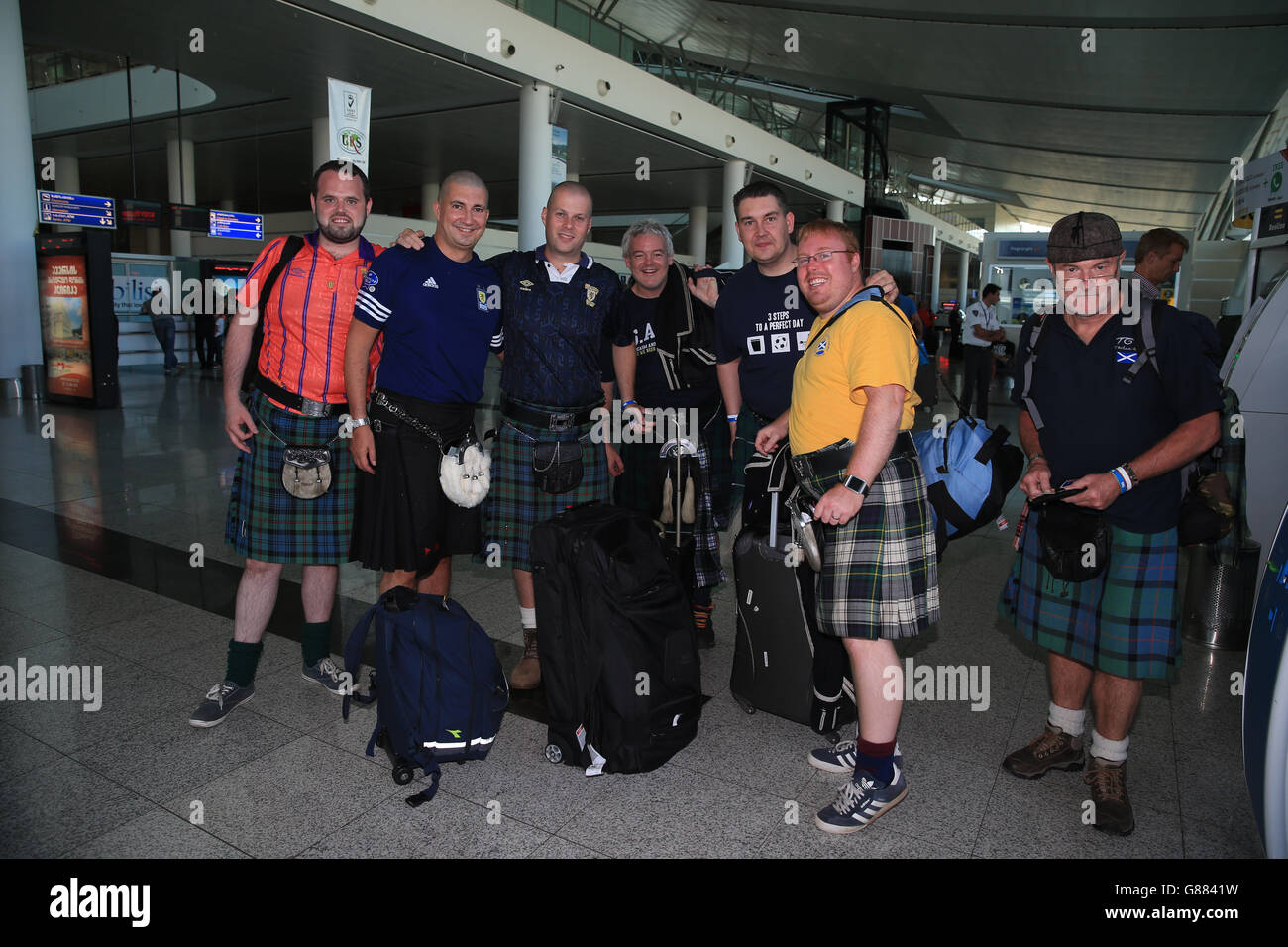 Fußball - UEFA Euro 2016 - Qualifikation - Gruppe D - Georgien V Schottland - Schottland-Fans am internationalen Flughafen von Tiflis (Tbilissi) Stockfoto