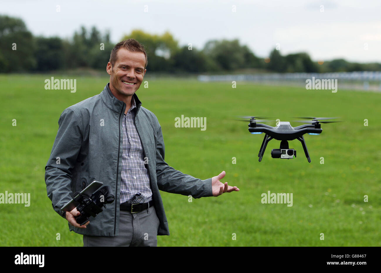 Chief Revenue Officer bei 3D Robotics Colin Guinn mit der neuen 3DR Solo Drohne während des britischen Launch bei Mercedes Benz World in Weybridge, Surrey. Stockfoto