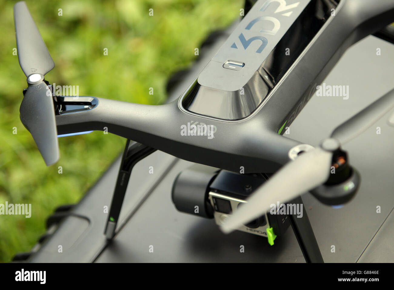 Die neue 3DR Solo Drohne während ihres britischen Starts auf der Mercedes Benz World in Weybridge, Surrey. Stockfoto