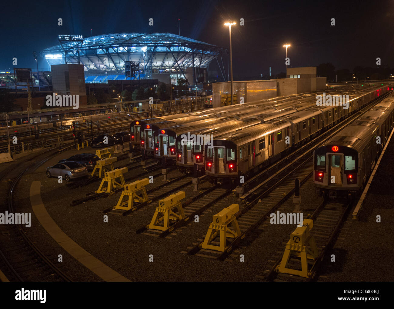Gesamtansicht des Arthur Ashe Stadions vom Boardwalk für 7 Zug am dritten Tag der US Open bei den US Open im Billie Jean King National Tennis Center am 3. September 2015 in New York, USA. Stockfoto