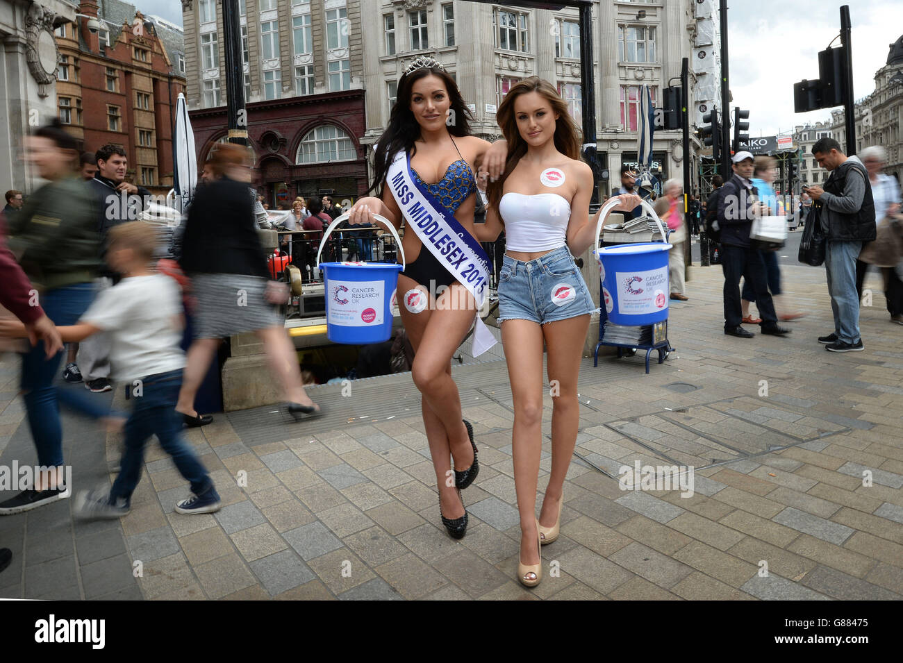 Model und Miss GB Hopeful Katerina Christo macht sich mit Shauna Louise (rechts) vom Oxford Circus in London auf den Weg, um acht Meilen nach Canary Wharf zu laufen, um Geld für Cancer Research UK zu sammeln. Stockfoto
