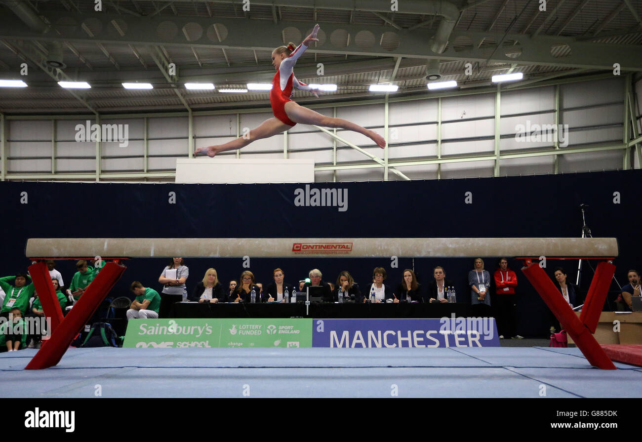 Wales Jolie Ruckley auf dem Balancestrahl in der Gymnastik während der Sainsbury's 2015 School Games in Manchester. Stockfoto