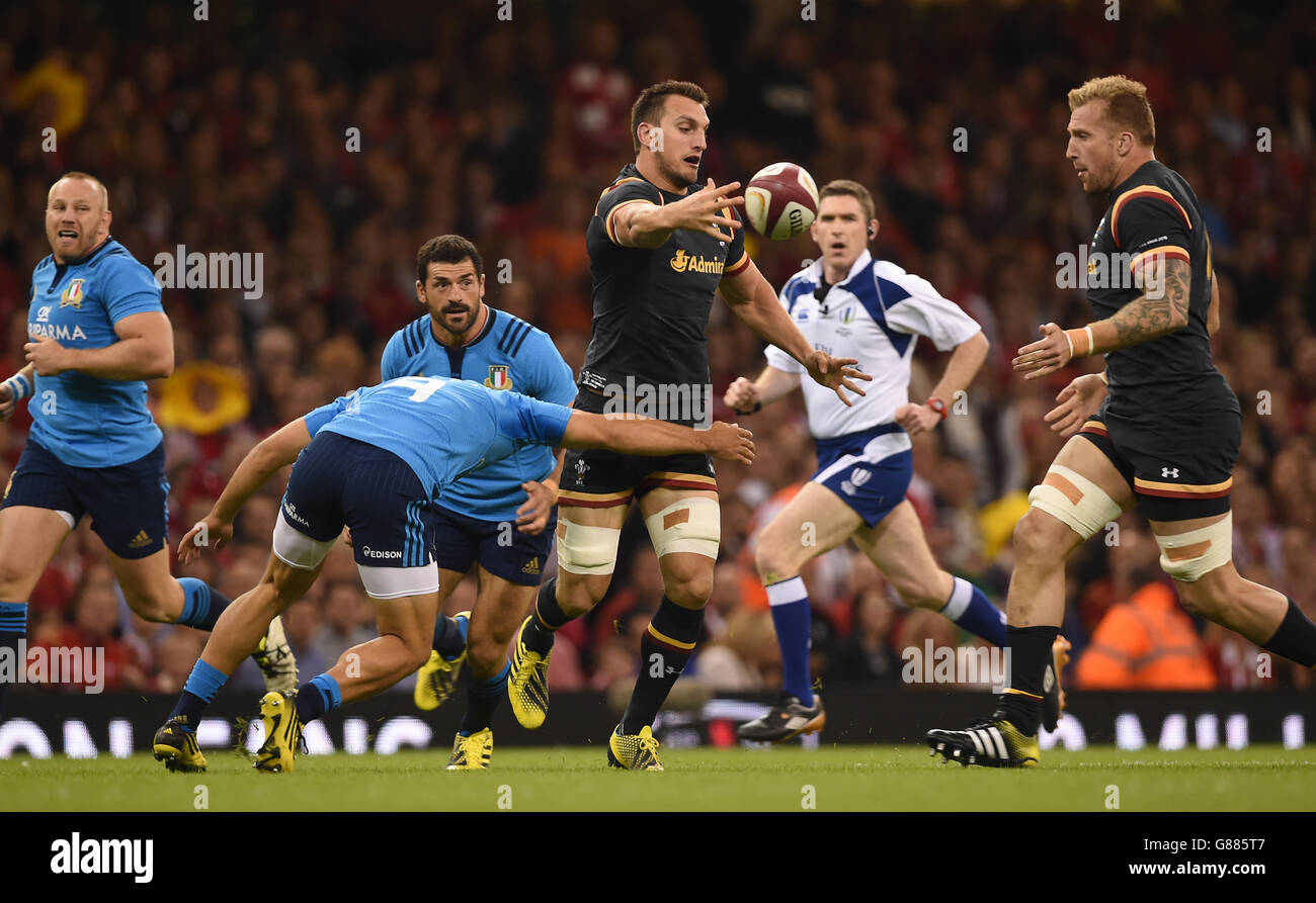 Der Waliser Sam Warburton (Mitte) wird vom italienischen Edoardo Gori während des WM-Warm-Up-Spiels im Millennium Stadium in Cardiff angegangen. Stockfoto