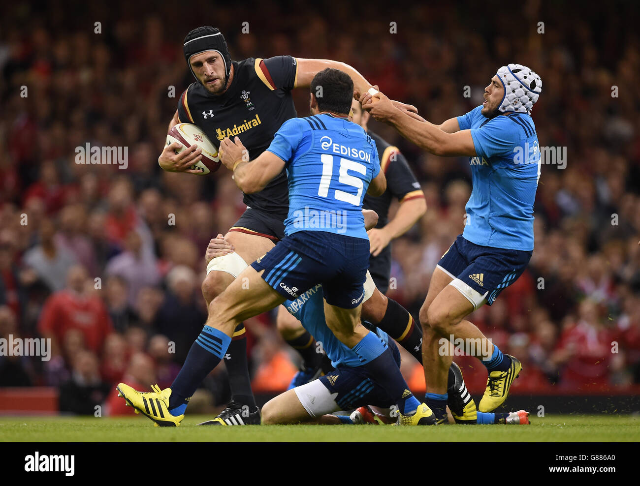 Der walisische Luke Charteris (links) wird vom italienischen Edoardo Gori während des WM-Warm-Up-Spiels im Millennium Stadium in Cardiff angegangen. DRÜCKEN Sie VERBANDSFOTO. Bilddatum: Samstag, 5. September 2015. Siehe PA Story RUGBYU Wales. Bildnachweis sollte lauten: Joe Giddens/PA Wire. RESRICTIONS: Nutzung unterliegt Einschränkungen. . Keine kommerzielle Nutzung. Keine Verwendung in Büchern oder Printmedien ohne vorherige Genehmigung. Weitere Informationen erhalten Sie unter +44 (0)1158 447447. Stockfoto