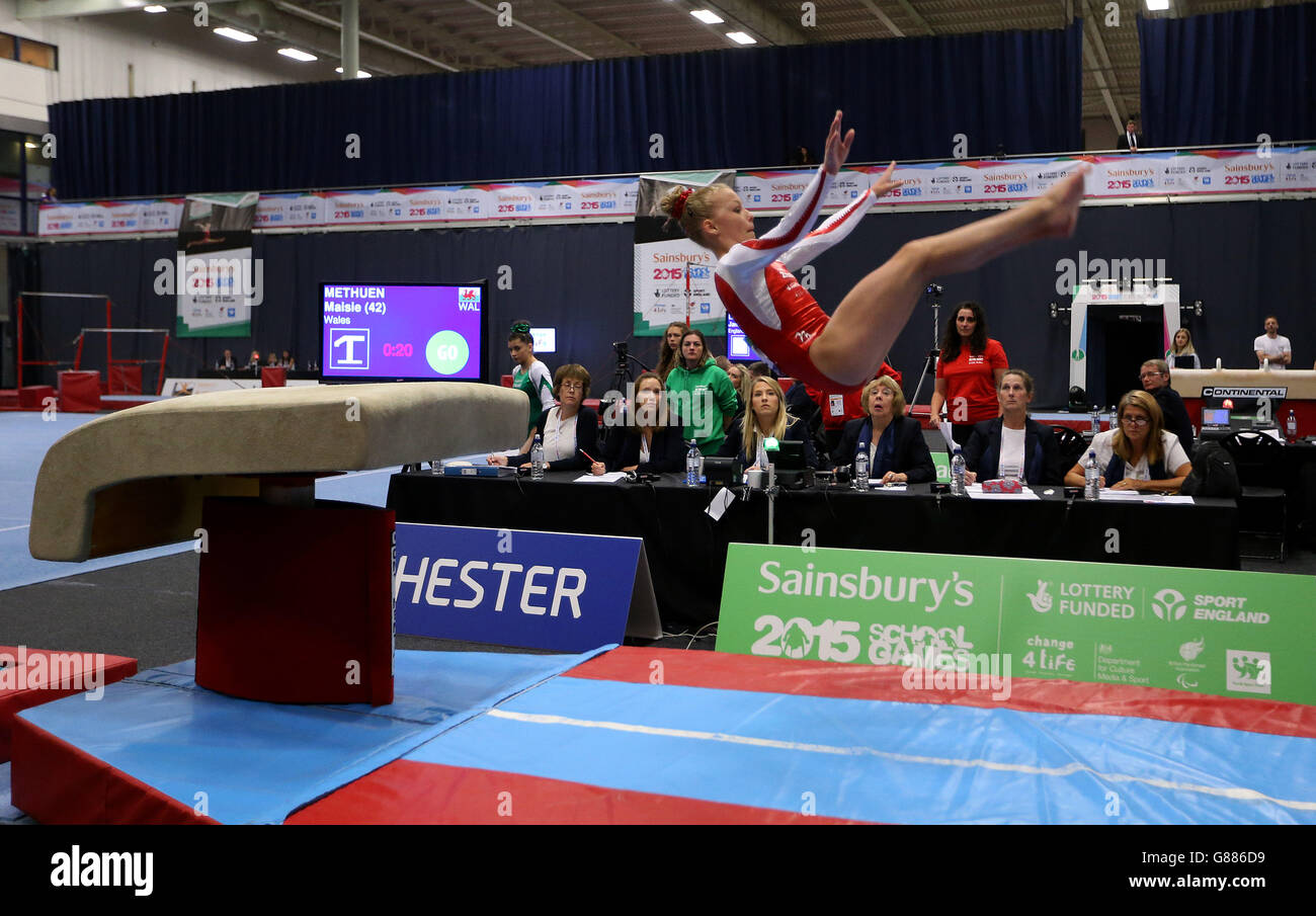 Wales' Maisie Methuen auf dem Gewölbe in der Gymnastik während der Sainsbury's 2015 School Games in Manchester. DRÜCKEN Sie VERBANDSFOTO. Bilddatum: Samstag, 5. September 2015. Bildnachweis sollte lauten: Steven Paston/PA Wire Stockfoto