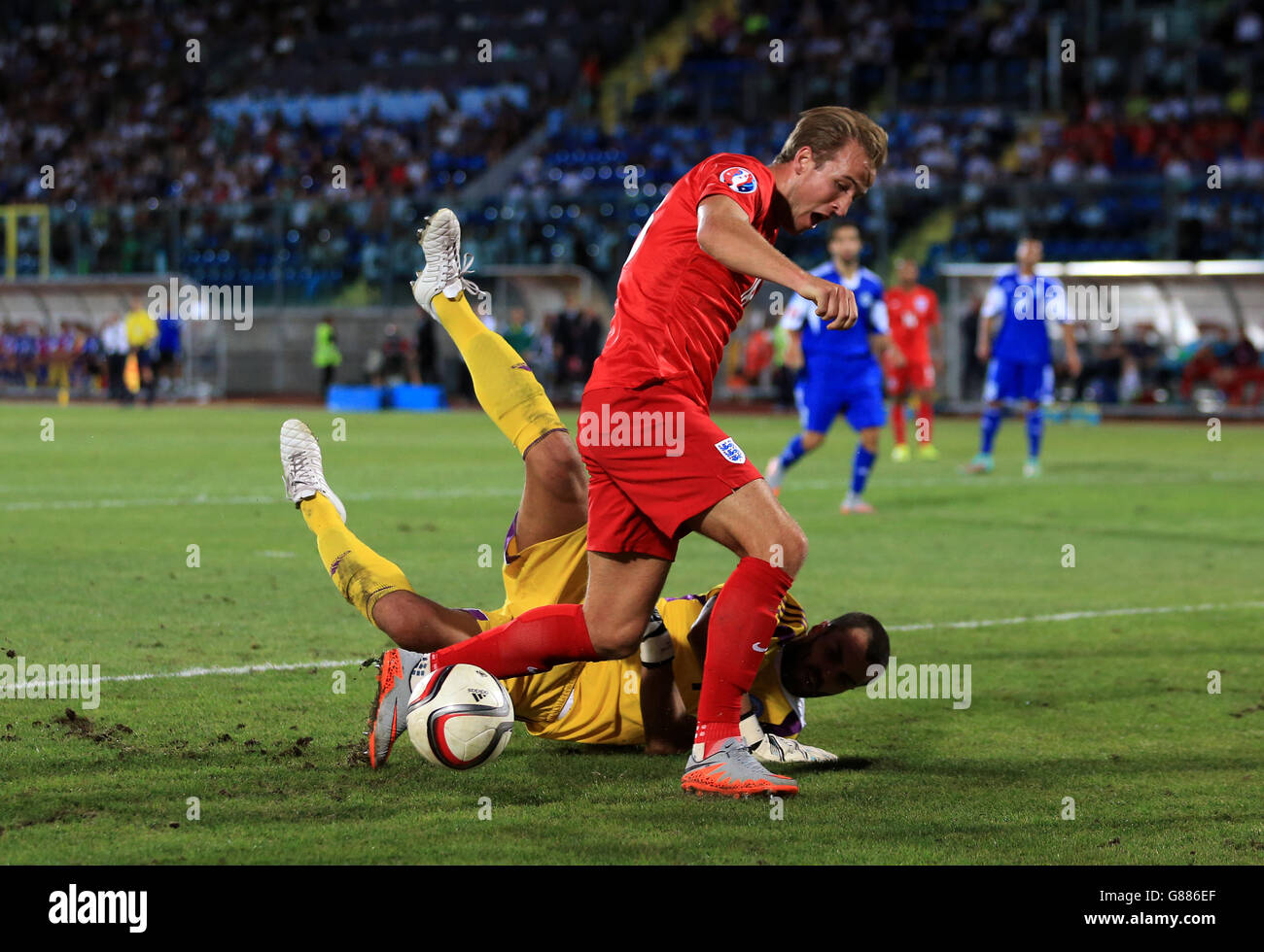 England Harry Kane (links) und San Marino Torwart Aldo Simoncini Herausforderung für den Ball während der UEFA-Europameisterschaft Qualifying Spiel im Stadio Olimpico di Serravalle. DRÜCKEN Sie VERBANDSFOTO. Bilddatum: Samstag, 5. September 2015. Siehe PA Geschichte FUSSBALL San Marino. Bildnachweis sollte lauten: Mike Egerton/PA Wire. Stockfoto