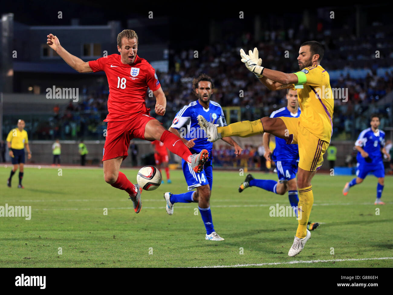 England Harry Kane (links) und San Marino Torwart Aldo Simoncini Herausforderung für den Ball während der UEFA-Europameisterschaft Qualifying Spiel im Stadio Olimpico di Serravalle. DRÜCKEN Sie VERBANDSFOTO. Bilddatum: Samstag, 5. September 2015. Siehe PA Geschichte FUSSBALL San Marino. Bildnachweis sollte lauten: Mike Egerton/PA Wire. Stockfoto