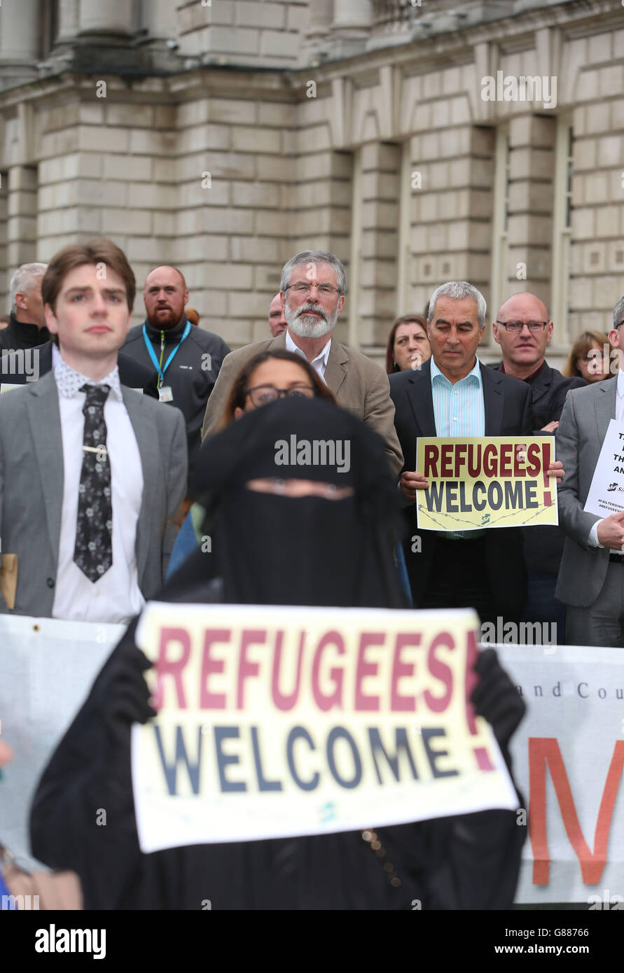 Sinn Fein-Präsident Gerry Adams (Mitte) steht mit Menschen zusammen, während sie an einer Mahnwache für Flüchtlinge vor dem Rathaus von Belfast teilnehmen, da der stellvertretende erste Minister Martin McGuinness sagte, dass die Politiker von Stormont ihren Teil dazu beitragen wollten, Menschen zu helfen, die verzweifelt vor dem Krieg fliehen. Stockfoto