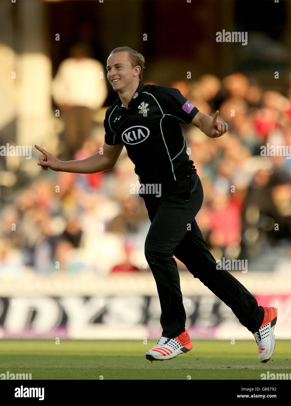 Surreys Tom Curran feiert den Auslauf von Nottinghamshire Greg Smith (nicht im Bild) während des Royal London One-Day Cup Halbfinale im Kia Oval, London. DRÜCKEN Sie VERBANDSFOTO. Bild Datum: Montag, 7. September 2015. Siehe PA Geschichte CRICKET Surrey. Bildnachweis sollte lauten: Steven Paston/PA Wire. EINSCHRÄNKUNGEN: . Keine kommerzielle Nutzung ohne vorherige schriftliche Zustimmung der EZB. Standbilder verwenden nur keine bewegten Bilder, um Broadcast zu emulieren. Kein Entfernen oder Verdecken von Sponsorlogos. Weitere Informationen erhalten Sie unter +44 (0)1158 447447. Stockfoto