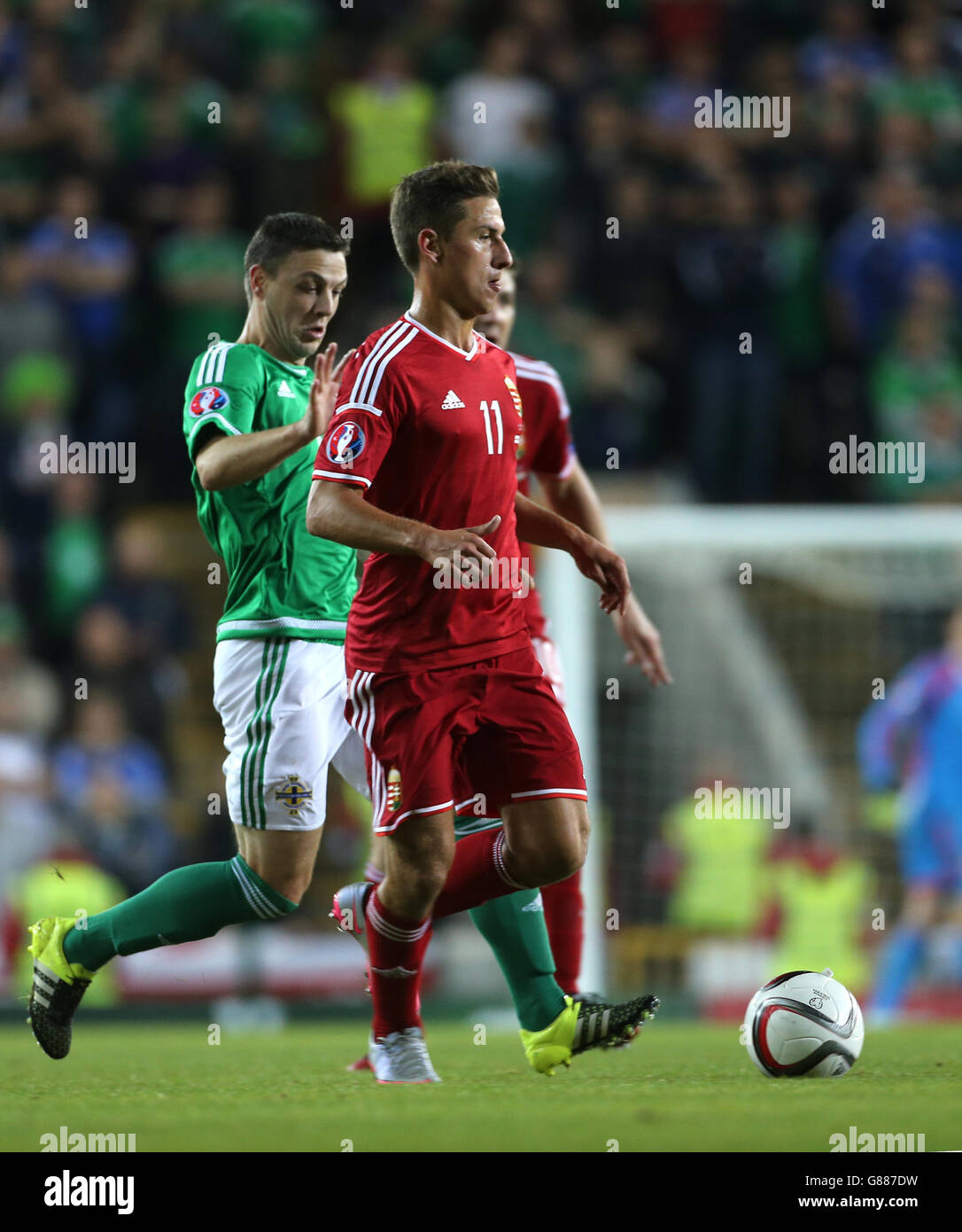 Der nordirische Chris Baird (links) kämpft mit dem ungarischen Krisztian Nemeth während des UEFA-EM-Qualifying-Spiels im Windsor Park, Belfast, um den Ball. DRÜCKEN Sie VERBANDSFOTO. Bilddatum: Montag, 7. September 2015. Siehe PA Story SOCCER N Ireland. Bildnachweis sollte lauten: Liam McBurney/PA Wire Stockfoto