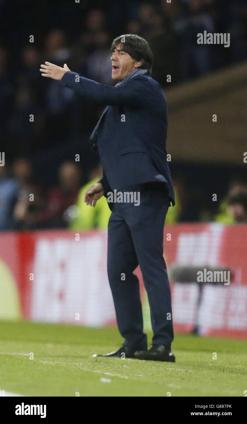 Deutschland-Manager Joachim Loew beim UEFA-Europameisterschafts-Qualifikationsspiel im Hampden Park, Glasgow. DRÜCKEN SIE VERBANDSFOTO. Bilddatum: Montag, 7. September 2015. Siehe PA Story SOCCER Scotland. Bildnachweis sollte lauten: Danny Lawson/PA Wire. EINSCHRÄNKUNGEN: Die Nutzung unterliegt Einschränkungen. Kommerzielle Nutzung nur mit vorheriger schriftlicher Zustimmung der Scottish FA. Stockfoto
