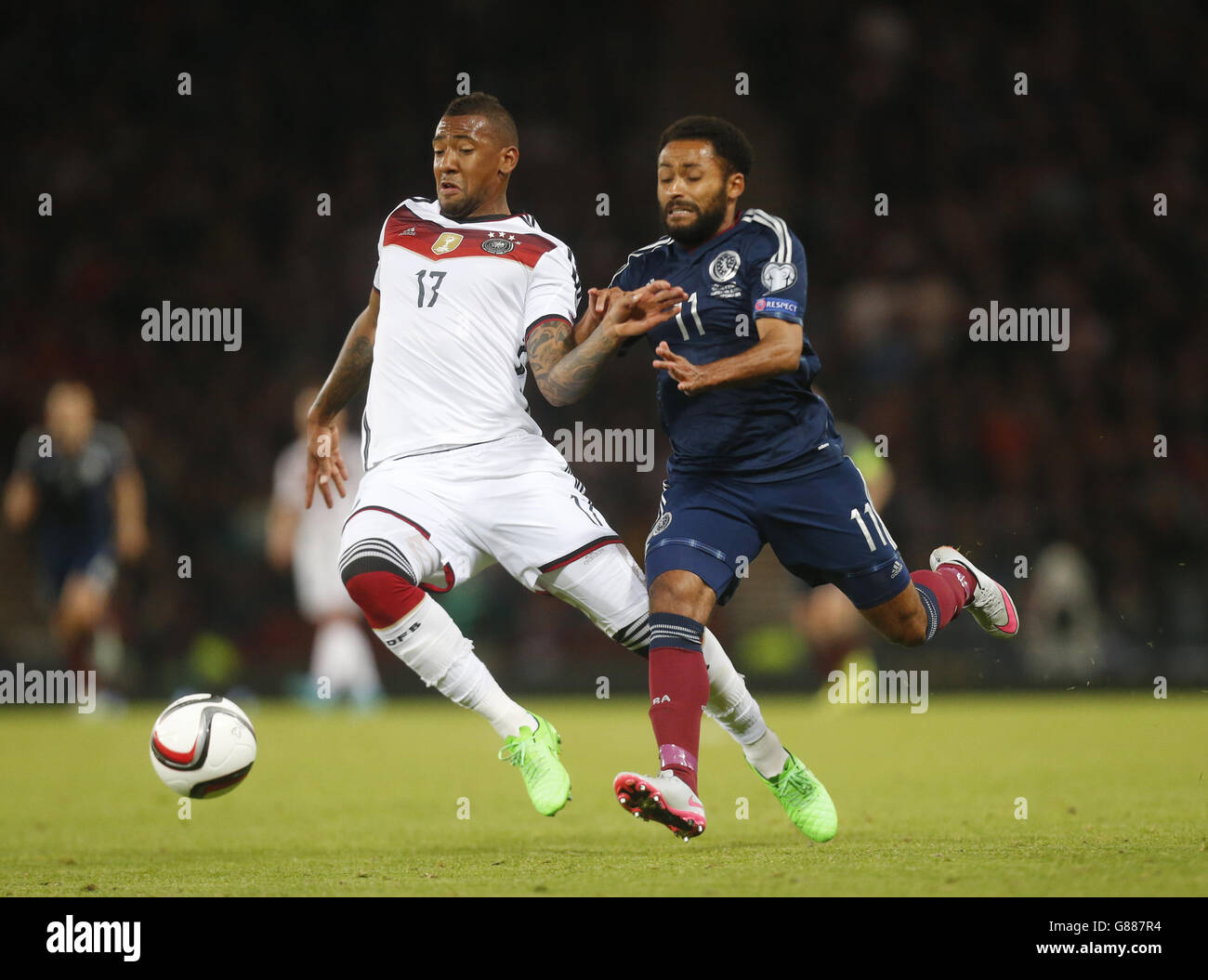 Der deutsche Jerome Boateng (links) und der schottische Ikechi Anya kämpfen während des UEFA-Europameisterschafts-Qualifikationsspiel im Hampden Park, Glasgow, um den Ball. DRÜCKEN Sie VERBANDSFOTO. Bilddatum: Montag, 7. September 2015. Siehe PA Geschichte FUSSBALL Schottland. Bildnachweis sollte lauten: Danny Lawson/PA Wire. EINSCHRÄNKUNGEN: Nutzung unterliegt Einschränkungen. . Kommerzielle Nutzung nur mit vorheriger schriftlicher Zustimmung der Scottish FA. Weitere Informationen erhalten Sie unter +44 (0)1158 447447. Stockfoto