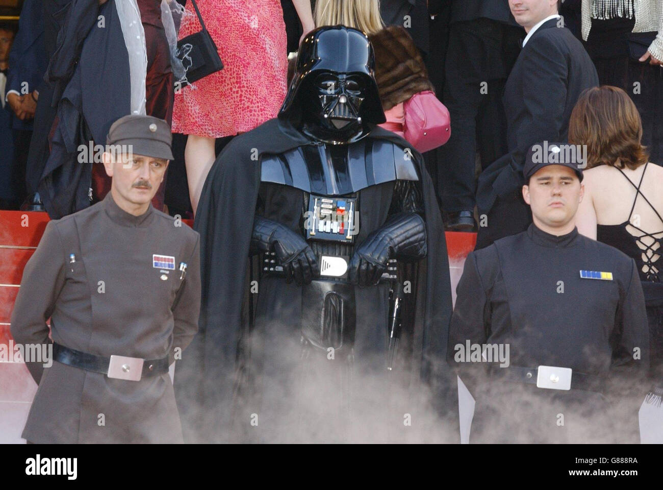 Filmfestspiele von Cannes 2005 - Star Wars Episode 3 Rache der Sith - Weltpremiere - Palais des Festivals. Darth Vader tritt auf. Stockfoto
