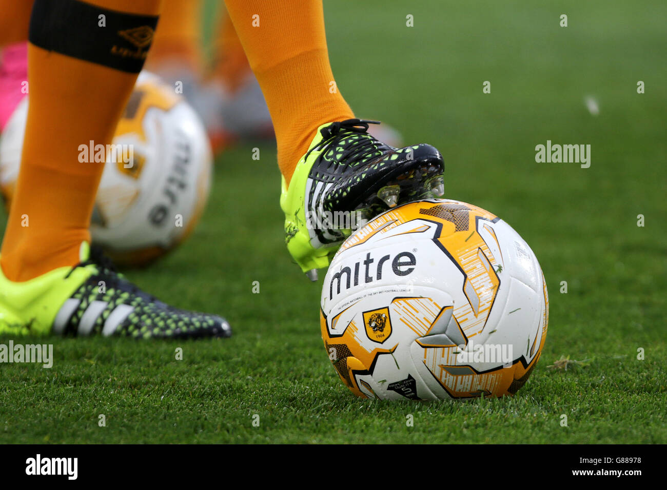 Detail eines Spielers in Hull City, der den Ball während des Spielens kontrolliert Das Aufwärmen Stockfoto