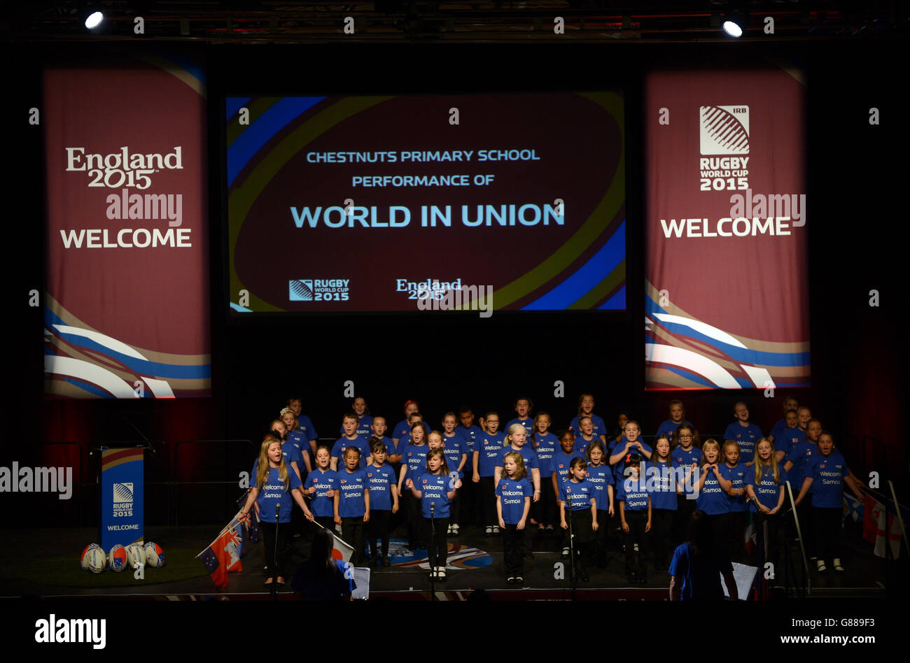 Chestnuts Primary School von Milton Keynes singt „World in Union“ während der Begrüßungszeremonie im Brighton Dome. DRÜCKEN SIE VERBANDSFOTO. Bilddatum: Freitag, 11. September 2015. Siehe PA Story RUGBYU Samoa. Bildnachweis sollte lauten: Adam Davy/PA Wire. EINSCHRÄNKUNGEN: Keine kommerzielle Nutzung oder Verbindung ohne RWCL-Genehmigung. Nur für Standbilder. Die Verwendung impliziert die Zustimmung zu Abschnitt 6 der RWC 2015-Geschäftsbedingungen. Weitere Informationen erhalten Sie unter +44 (0)1158 447447. Stockfoto