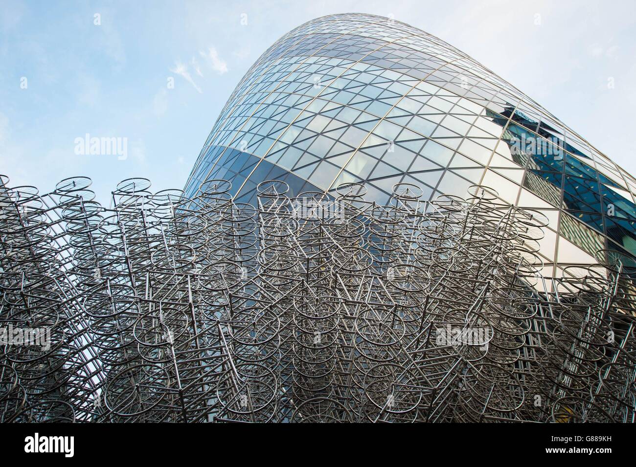 Gesamtansicht des teilweise fertiggestellten Kunstwerks 'Forever' von Ai Weiwei, außerhalb des Gherkin-Gebäudes in der City of London, als Teil der Serie Sculpture in the City 2015 öffentlicher Kunstwerke. Stockfoto
