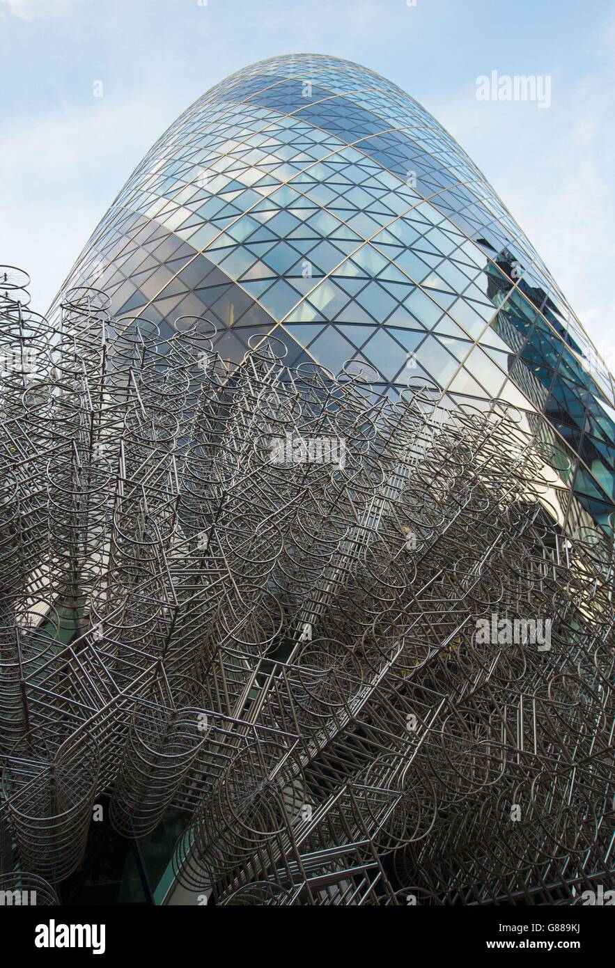 Gesamtansicht des teilweise fertiggestellten Kunstwerks 'Forever' von Ai Weiwei, außerhalb des Gherkin-Gebäudes in der City of London, als Teil der Serie Sculpture in the City 2015 öffentlicher Kunstwerke. Stockfoto