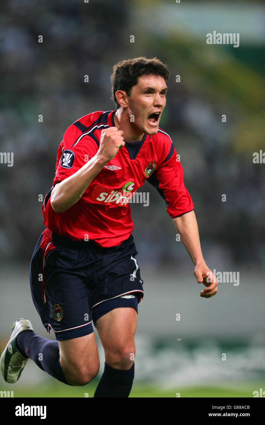 Fußball - UEFA Cup - Finale - Sporting Lisbon / CSKA Moskau - Jose de Alvalades Stadium. Juri Schirkov von CSKA in Moskau feiert nach dem Tor den 1-2 Stockfoto