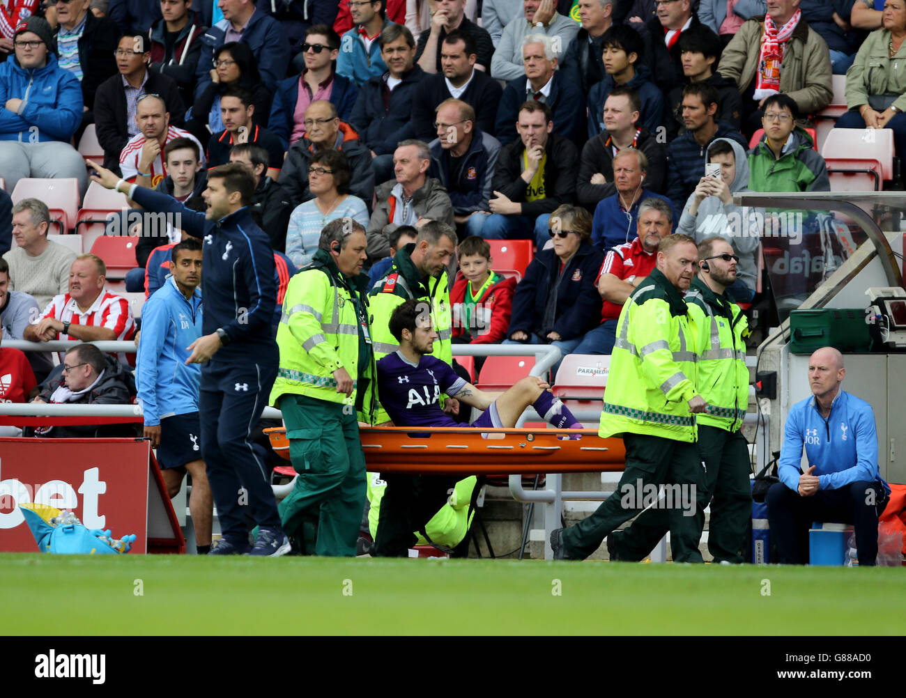 Fußball - Barclays Premier League - Sunderland gegen Tottenham Hotspur - Stadium of Light. Ryan Mason von Tottenham Hotspur wird nach dem Treffer während des Spiels der Barclays Premier League im Stadium of Light, Sunderland, aus dem Spiel ausdehnt. Stockfoto