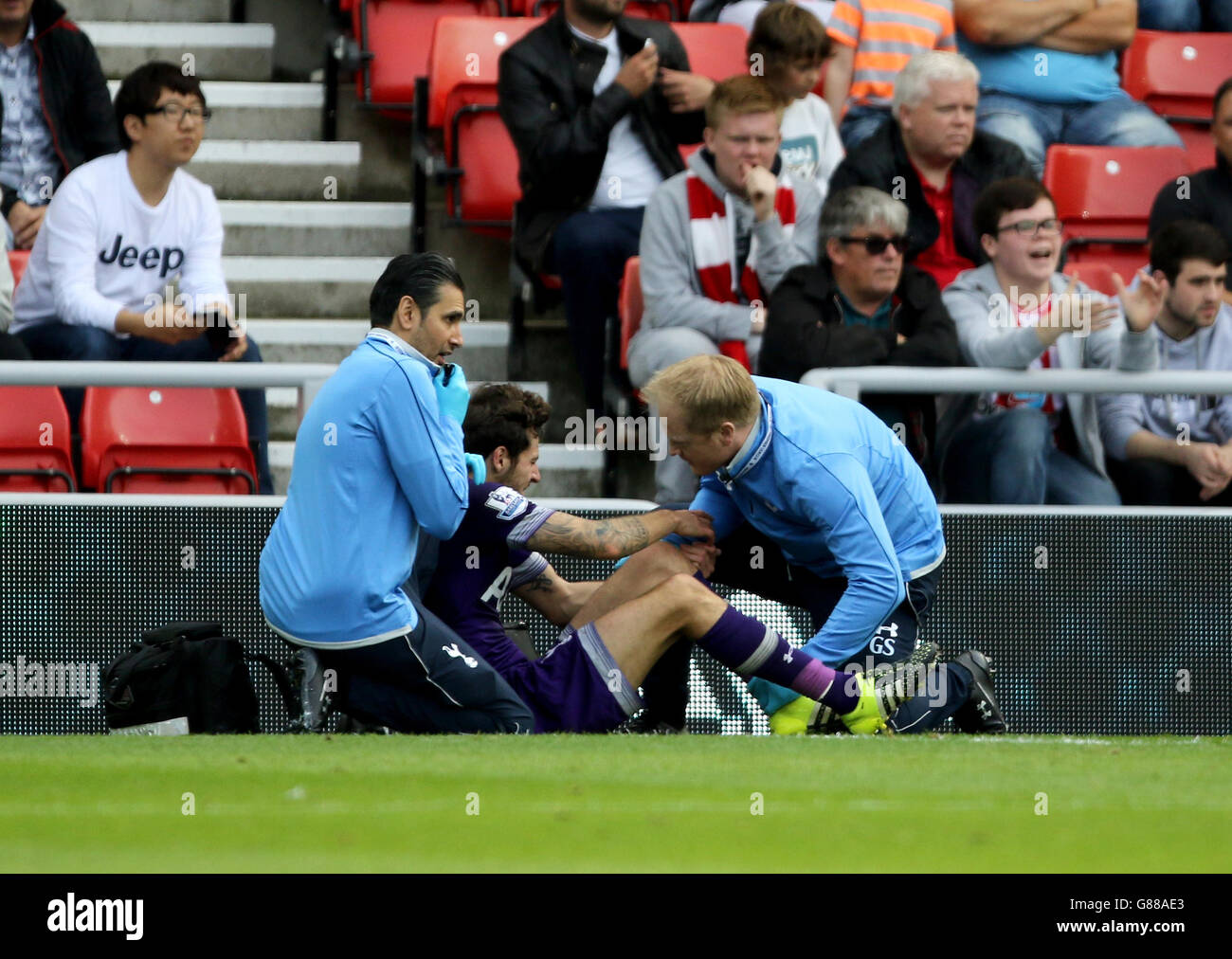 Ryan Mason von Tottenham Hotspur braucht Aufmerksamkeit, nachdem er im Barclays Premier League-Spiel im Stadium of Light, Sunderland, das einzige Tor erzielt hat. Stockfoto