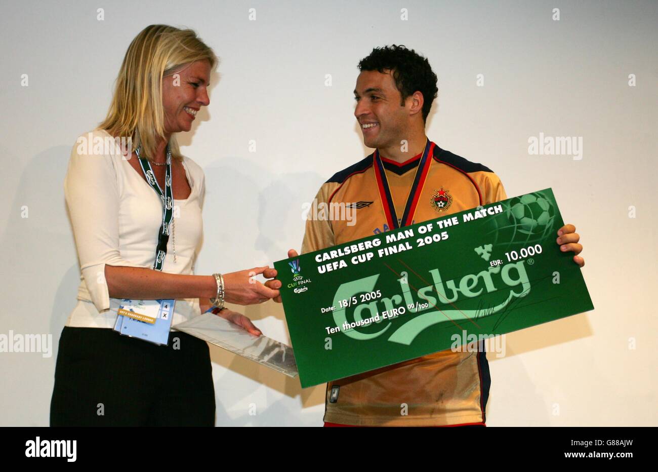 CSKA Moskau Daniel Carvalho empfängt seinen Carlsberg Mann der Matchpreis von Pia Knudsen (International Brand Manager von Carlsberg) Stockfoto