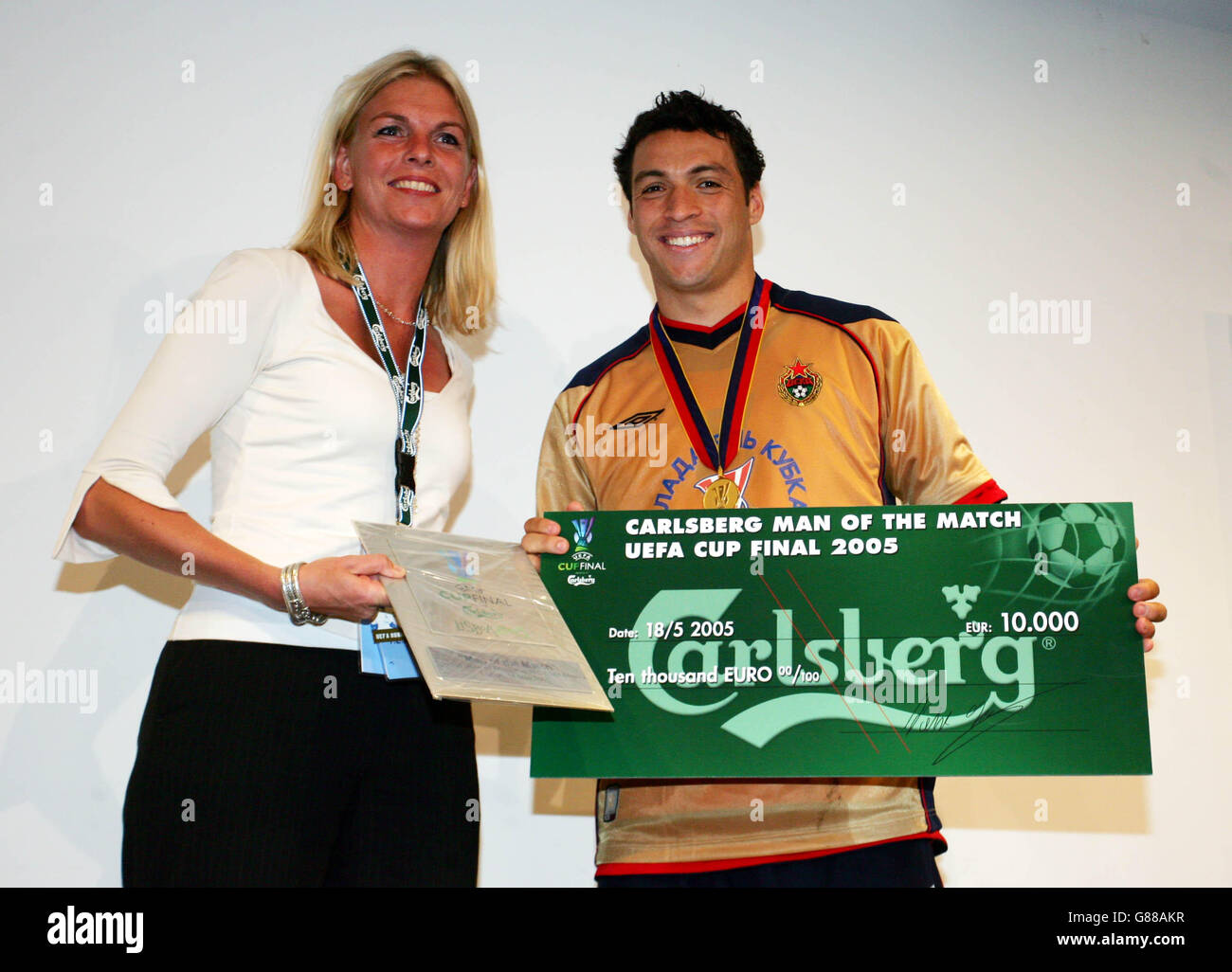 CSKA Moskau Daniel Carvalho empfängt seinen Carlsberg Mann der Matchpreis von Pia Knudsen (International Brand Manager von Carlsberg) Stockfoto