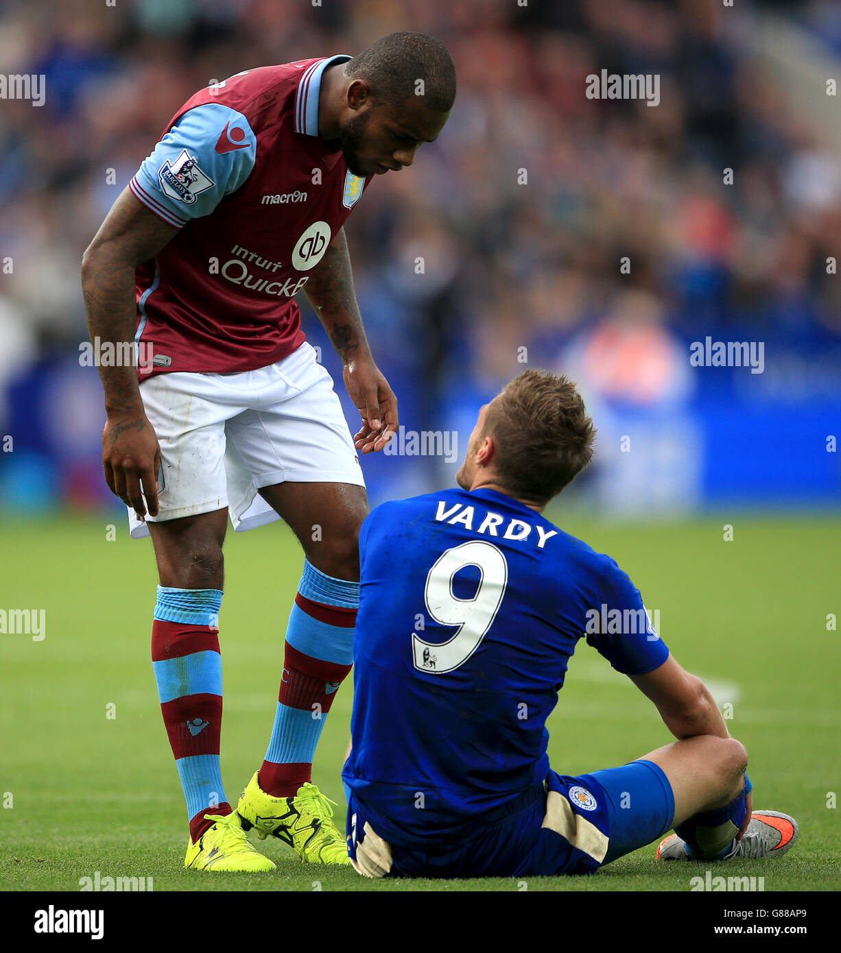 Jamie Vardy von Leicester City und Leandro Bacuna von Aston Villa (links) streiten sich, nachdem sie sich während des Spiels der Barclays Premier League im King Power Stadium, Leicester, im Strafraum der Villa zusammengefunden hatten. Stockfoto