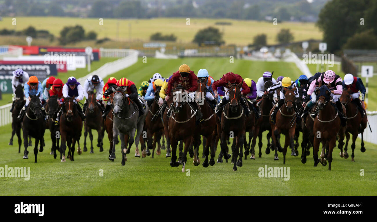 Glass House von Garry Carroll (Mitte, orangefarbene Kappe) auf dem Weg zum Gewinn der Tattersalls Ireland Super Auction Sale Stakes am zweiten Tag des Longines Irish Champions Weekend auf der Curragh Racecourse, Irland. Bilddatum: Sonntag, 13. September 2015. Stockfoto