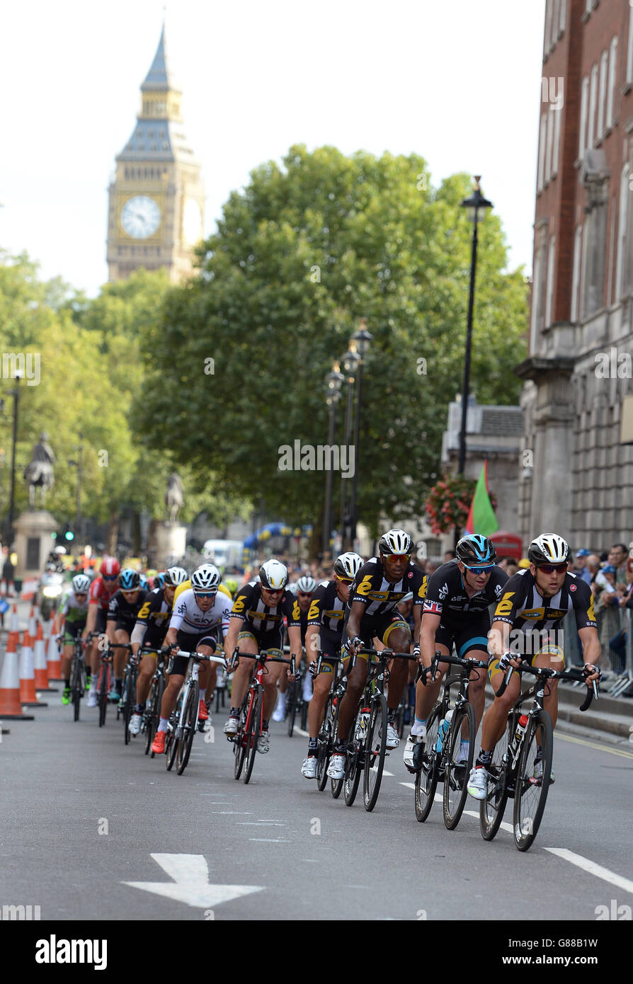 Das Peleton macht sich auf der achten Etappe der Tour of Britain in London auf den Weg nach Whitehall. Stockfoto