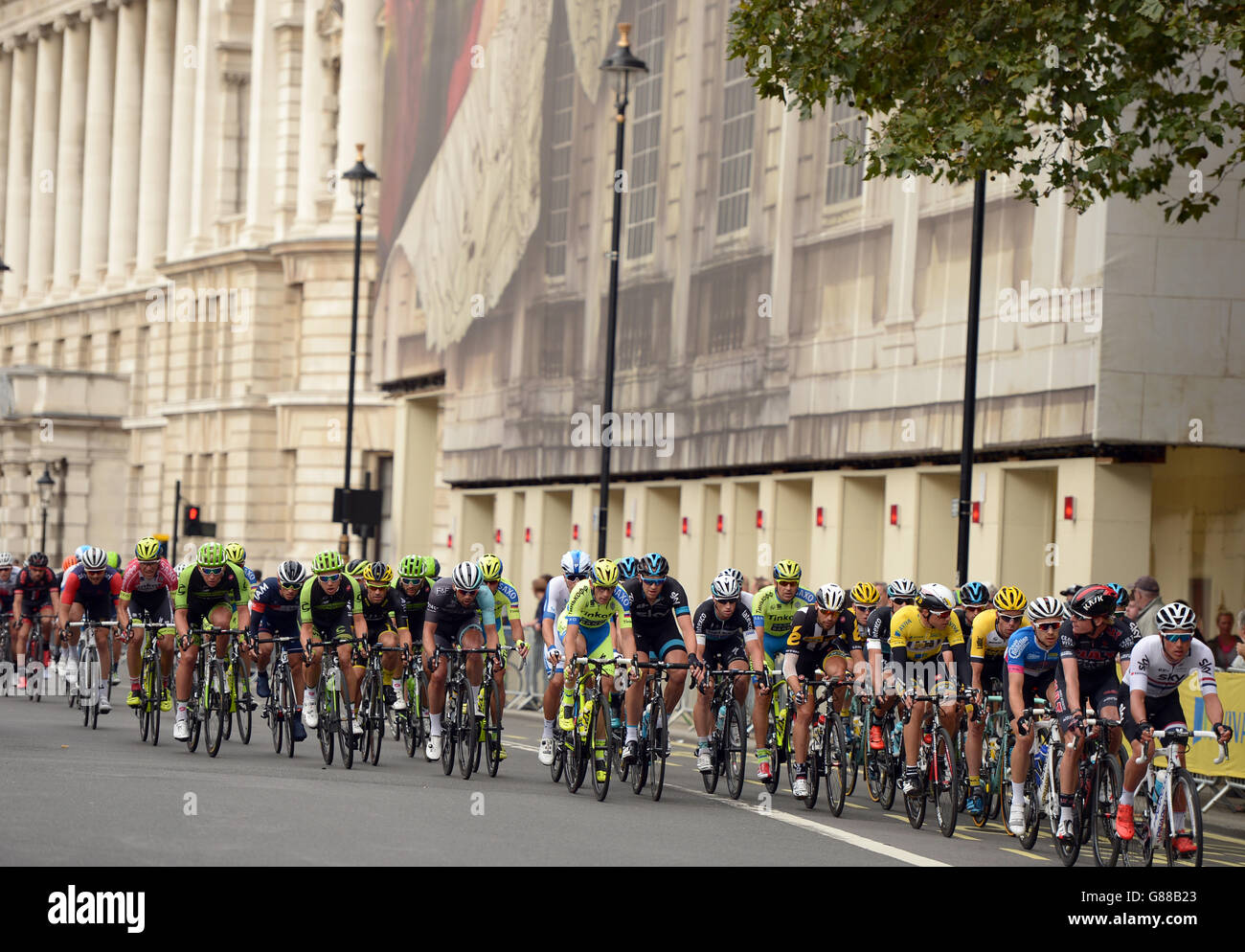 Das Peleton macht sich auf der achten Etappe der Tour of Britain in London auf den Weg durch London. Stockfoto