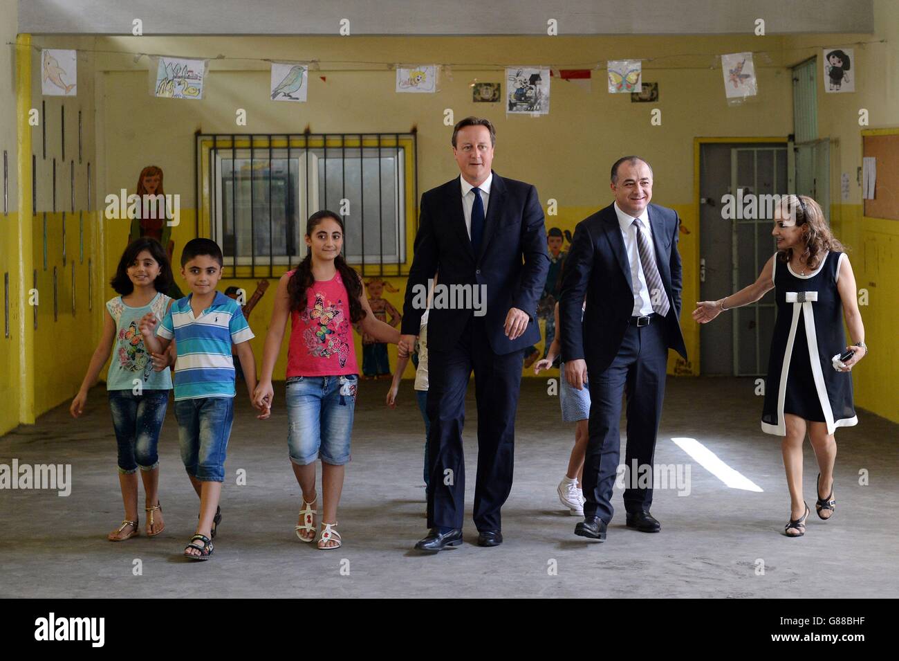 Premierminister David Cameron besucht gemeinsam mit dem libanesischen Bildungsminister Elias Bou Saab die SED El Boucieh School in Beirut, wo er die Einschreibung von Zugkräften sah, Mitarbeiter traf und sah, wie sich die Schule mit britischer Finanzierung verdreifacht hat, um syrische Flüchtlinge aufzunehmen. PRESSEVERBAND Montag, 14. September 2015. Cameron ist in der Region, um die Bedingungen zu sehen und sich mit denjenigen zu treffen, die aus ihrer Heimat in Syrien geflohen sind. Siehe PA Geschichte POLITIK Cameron. Bildnachweis sollte lauten: Stefan Rousseau/PA Wire Stockfoto