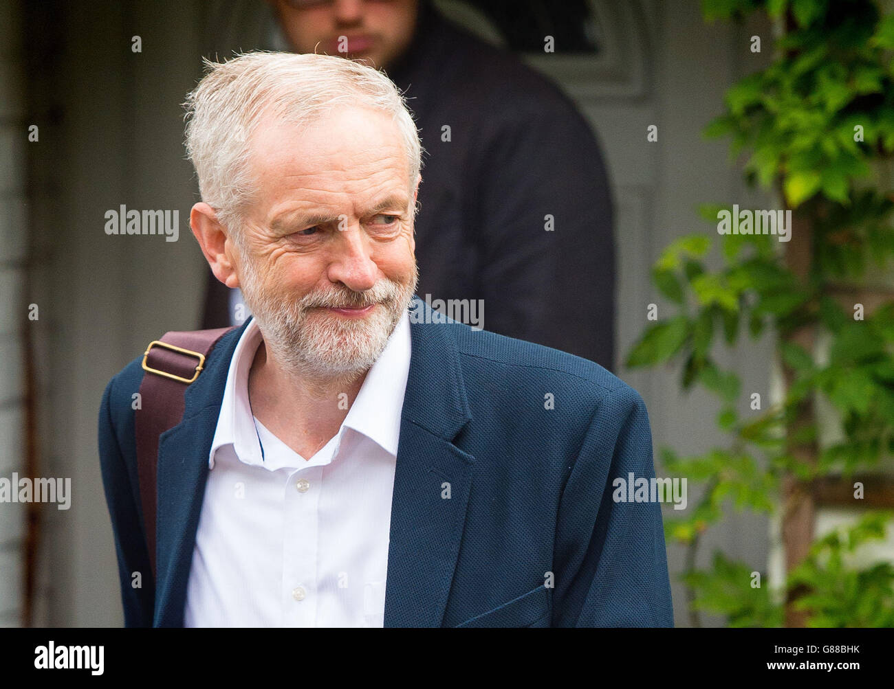 Der Labour-Parteivorsitzende Jeremy Corbyn verlässt sein Haus in Islington, im Norden Londons, da er in den Labour-Reihen mit einer Gegenreaktion konfrontiert ist, nachdem er einen seiner schwersten linken Verbündeten zum Schattenkanzler ernannt hat. Stockfoto