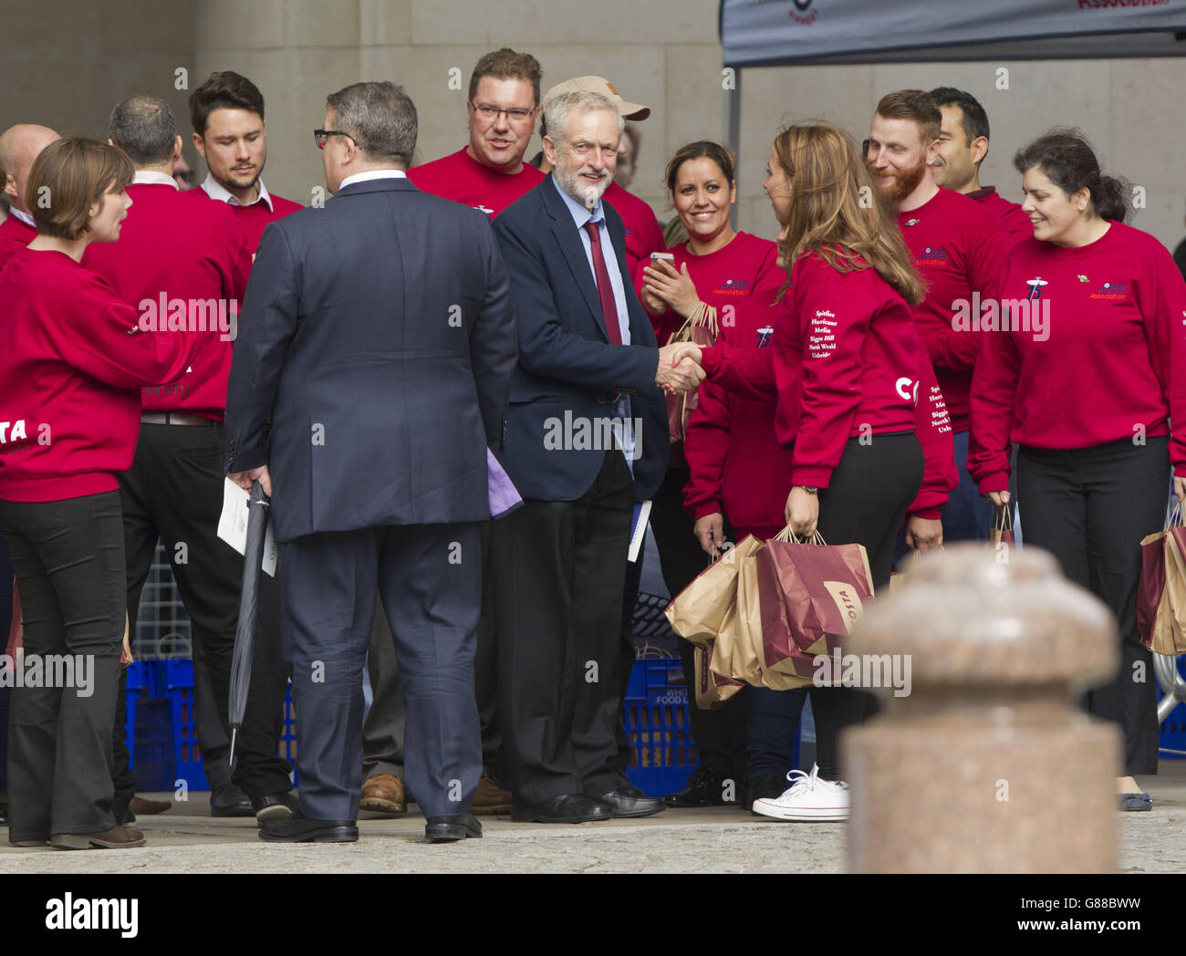 Labour Leader Jeremy Corbyn (Mitte rechts) und Deputy Leader Tom Watson treffen Royal Air Force Association Arbeiter beim Verlassen eines Service anlässlich des 75. Jubiläums der Luftschlacht um England, in St. Pauls Cathedral, London... Stockfoto