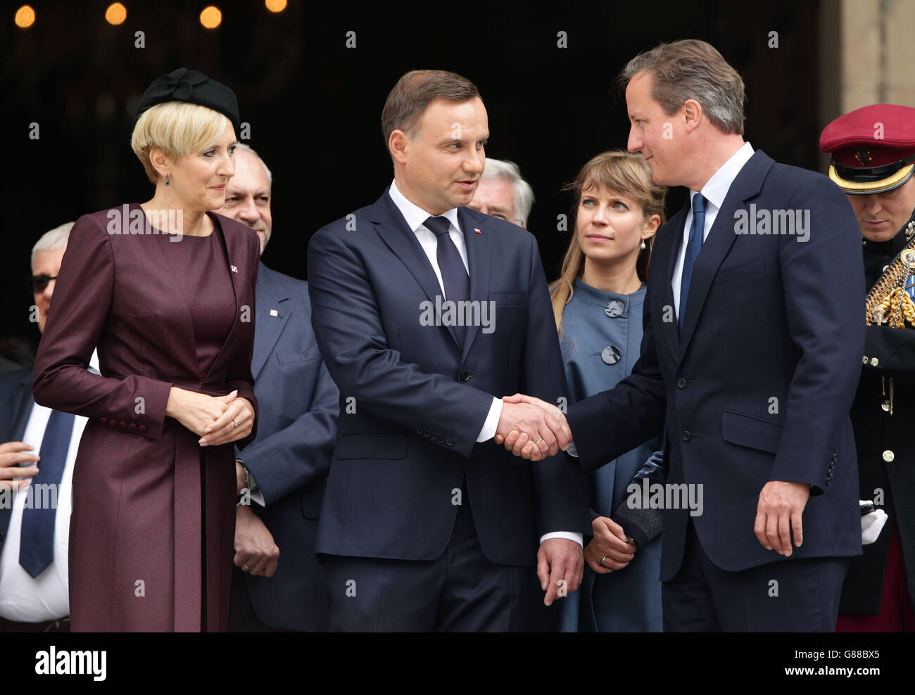 Premierminister David Cameron (rechts) mit dem polnischen Präsidenten Andrzej Duda und seiner Frau Agata Kornhauser-Duda nach einem Gottesdienst in der St. Paul's Cathedral in London anlässlich des 75. Jahrestages der Schlacht von Großbritannien. Stockfoto