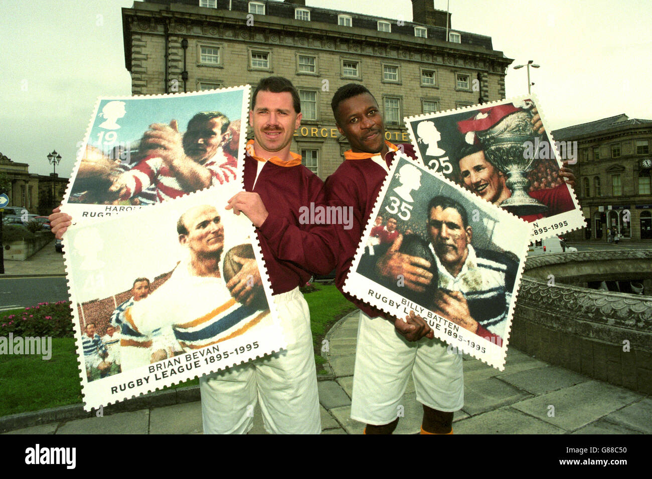 Briefmarken Der Rugby-League-Hundertjahrfeier - George Hotel, Huddersfield. Die Rugby League-Stars Greg Austin (links) und Ian Thomas haben die neuen Royal Mail-Stempel, die den hundertsten Jahrestag des Sports feiern. Stockfoto