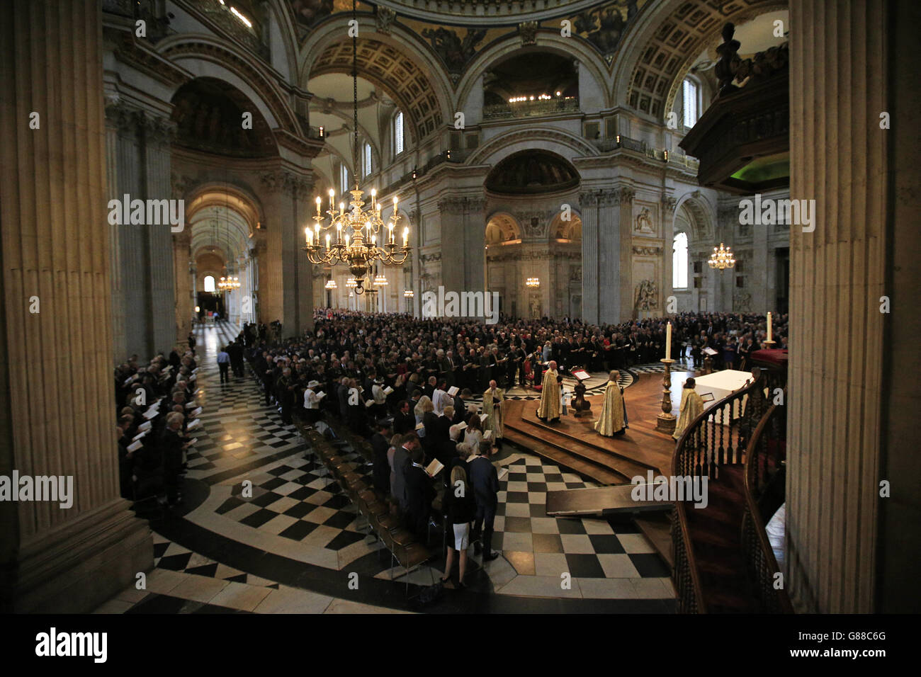 Allgemeiner Blick in die St Paul's Cathedral in Londond während eines Dienstes zum 75. Jahrestag der Schlacht von Großbritannien. Stockfoto