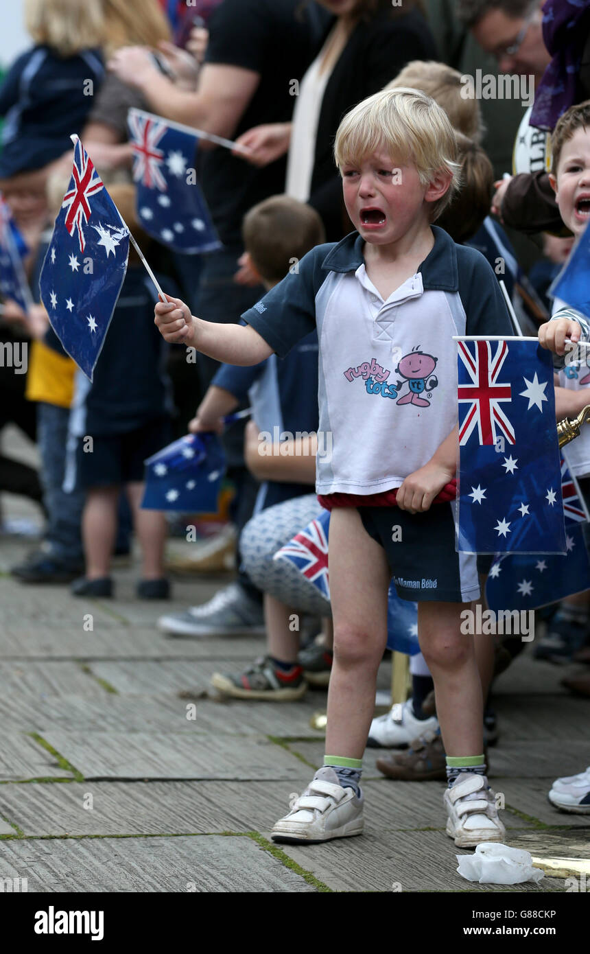 Ein junger Rugby-Fan weint, als er während der Begrüßungszeremonie in den Versammlungsräumen in Bath auf die australische Flagge blickt. DRÜCKEN SIE VERBANDSFOTO. Bilddatum: Dienstag, 15. September 2015. Siehe PA Story RUGBYU Australien. Bildnachweis sollte lauten: Tim Goode/PA Wire. Stockfoto