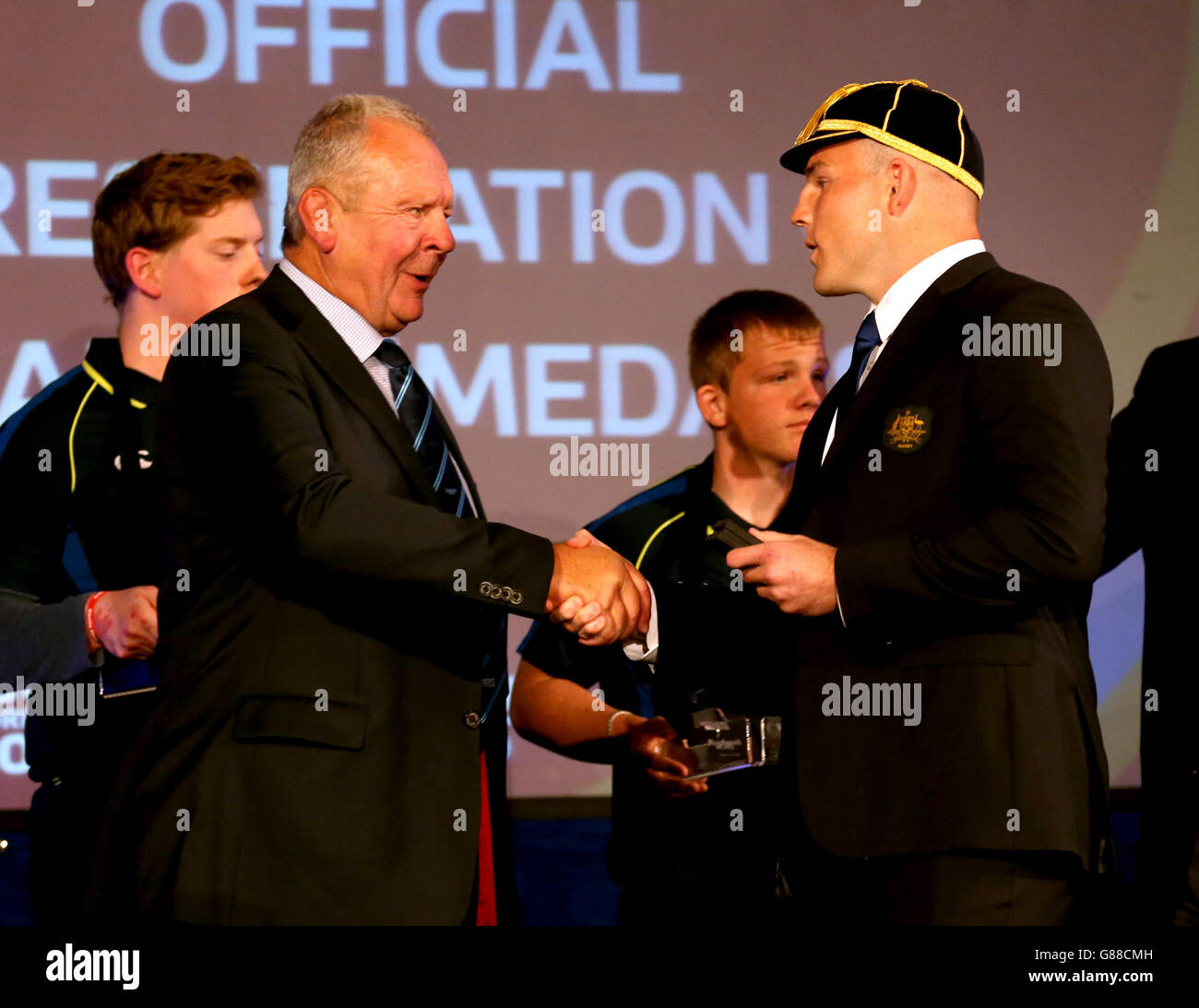 Australien-Kapitän Stephen Moore erhält sein Cap von RFU-Vorsitzender Bill Beaumont während der Begrüßungszeremonie in den Versammlungsräumen in Bath. Stockfoto
