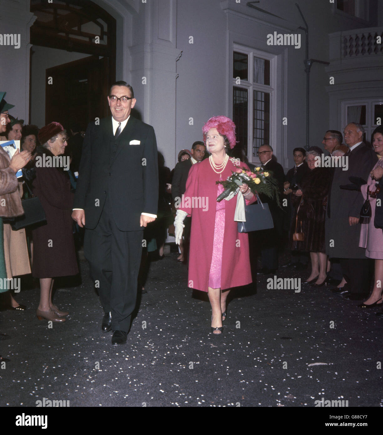 Die Königin-Mutter besucht Byfleet, Surrey, wo sie das rekonstruierte Uhrenhaus eröffnete. Stockfoto