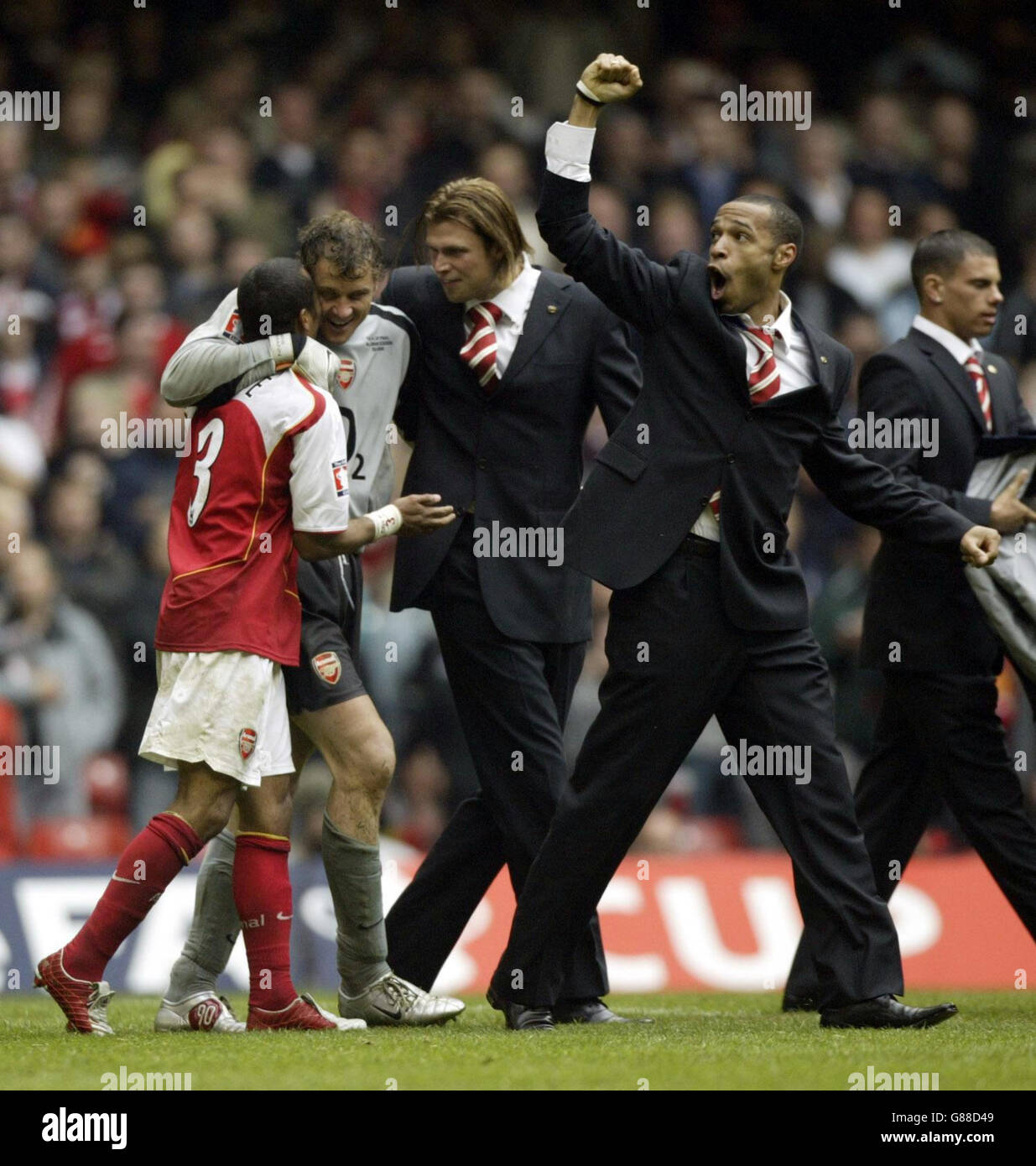 Thierry Henry (R) von Arsenal feiert mit seinen Teamkollegen, nachdem er Manchester United im FA Cup Finale besiegt hat. Stockfoto