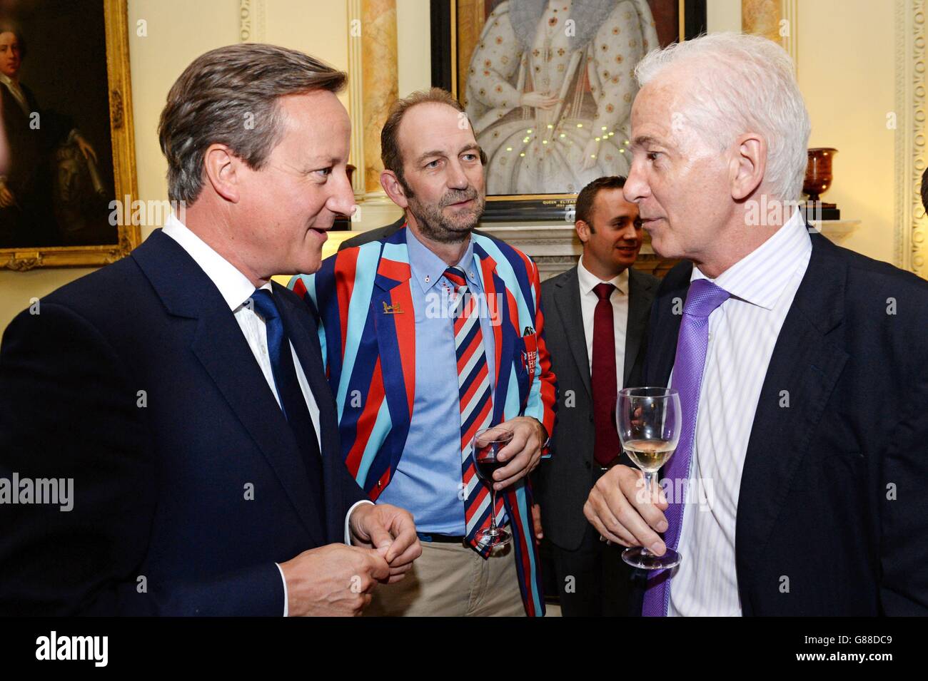 Premierminister David Cameron trifft Cricketspieler wie David Gower (rechts) bei einem Empfang in der Downing Street Nr. 10 vor dem Cricket-Spiel Help for Heroes Twenty20, das morgen im Kia Oval stattfindet. PRESSEVERBAND Mittwoch, 16. September 2015. Spieler von jedem der Teams, die in der Spendenaktion (England physische Behinderung, H4H Cricket-Team, und zwei Teams aus Cricketing-Legenden) nahmen an dem Empfang, darunter Brian Lara, Mahendra Singh Dhoni, Gary Kirsten, Andrew Strauss und Sunny Gavaskar. Bildnachweis sollte lauten: Stefan Rousseau/PA Wire Stockfoto
