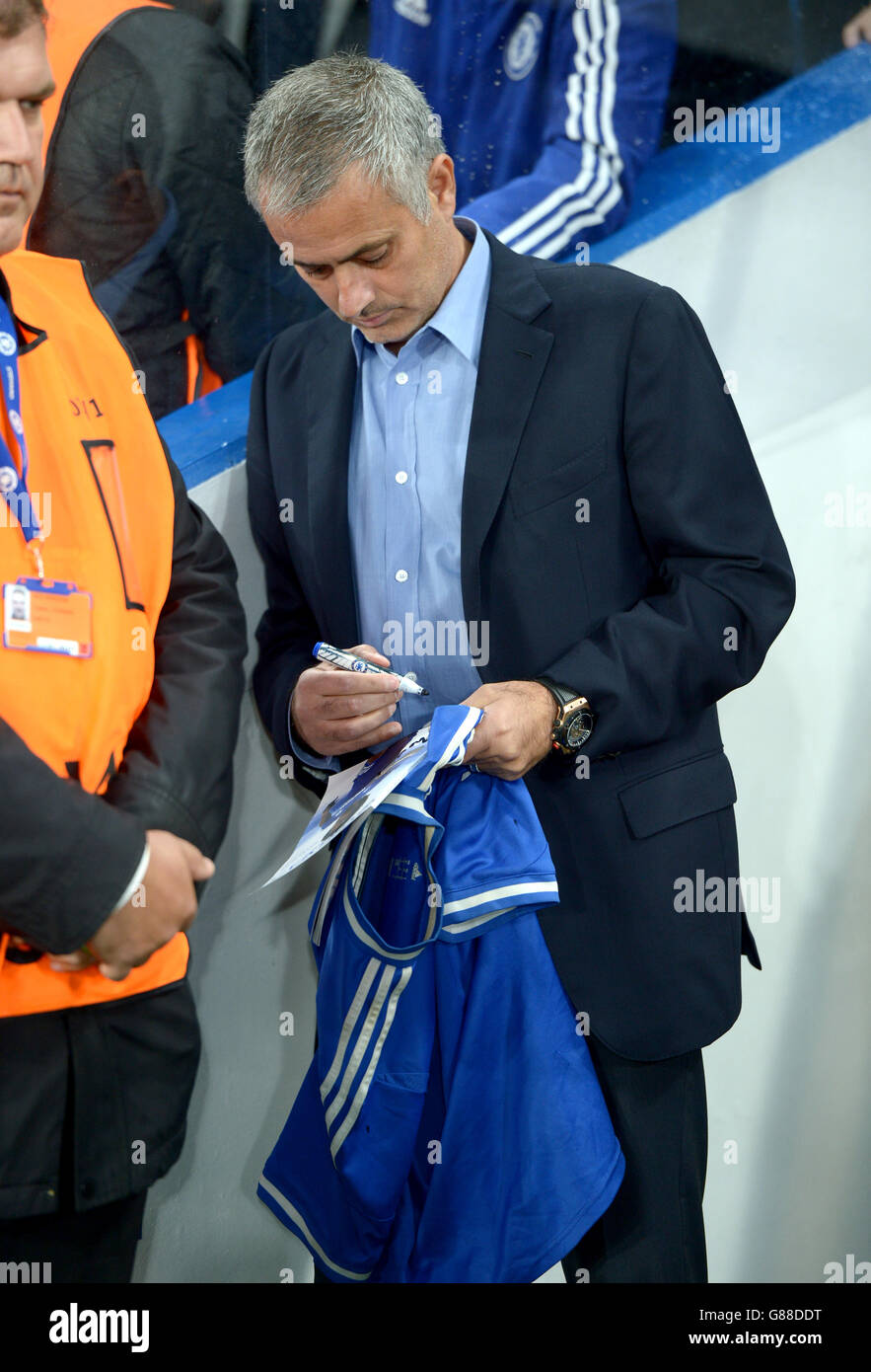 Chelsea-Manager Jose Mourinho unterzeichnet vor dem UEFA Champions League-Spiel in Stamford Bridge, London, ein Autogramm für einen Fan. Stockfoto