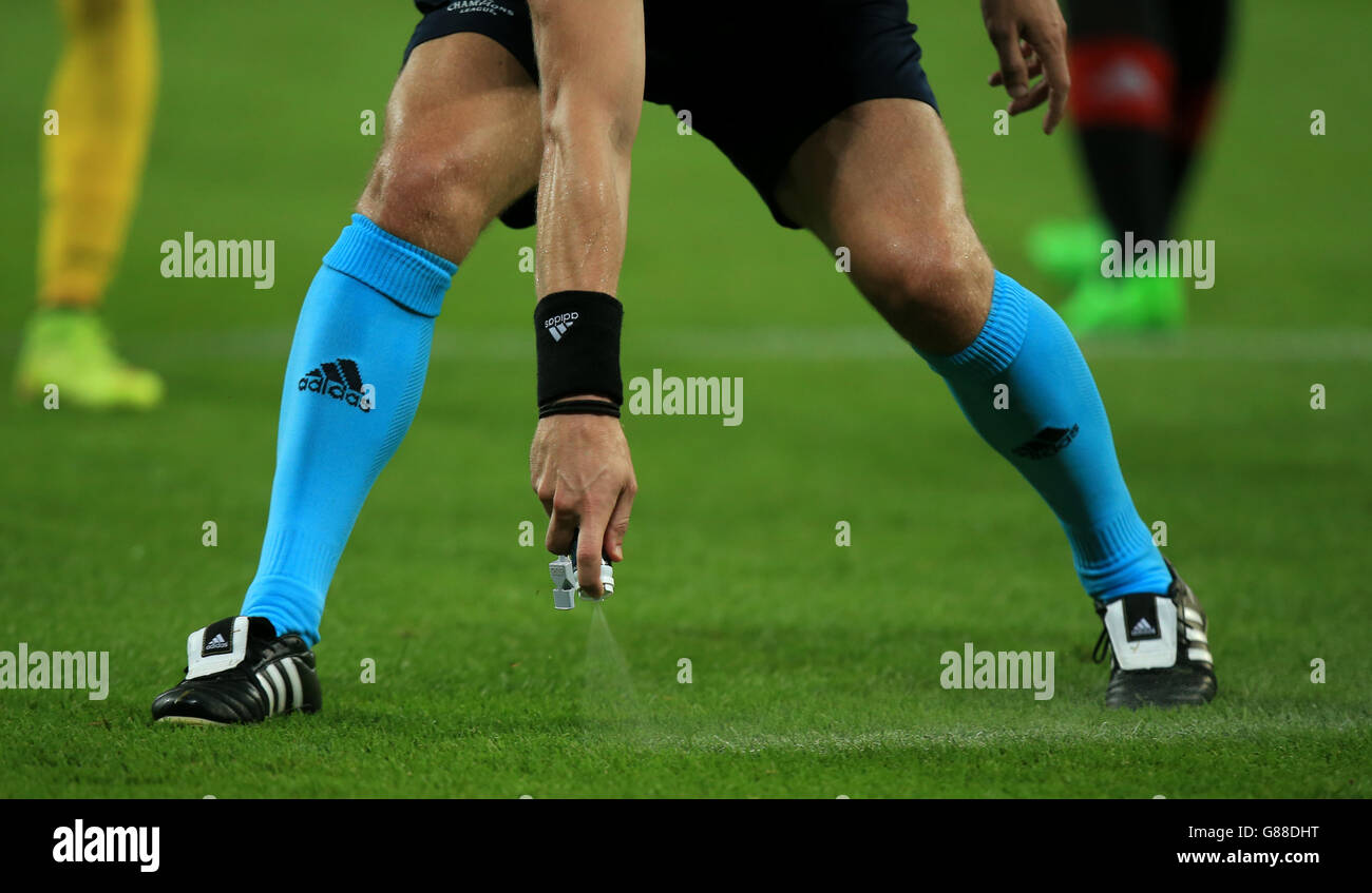 Nahaufnahme des vom verwendeten Fluchtsprays Schiedsrichter, wie er markiert eine Linie für die Spieler zu Stehe hinter einem Freistoß Stockfoto
