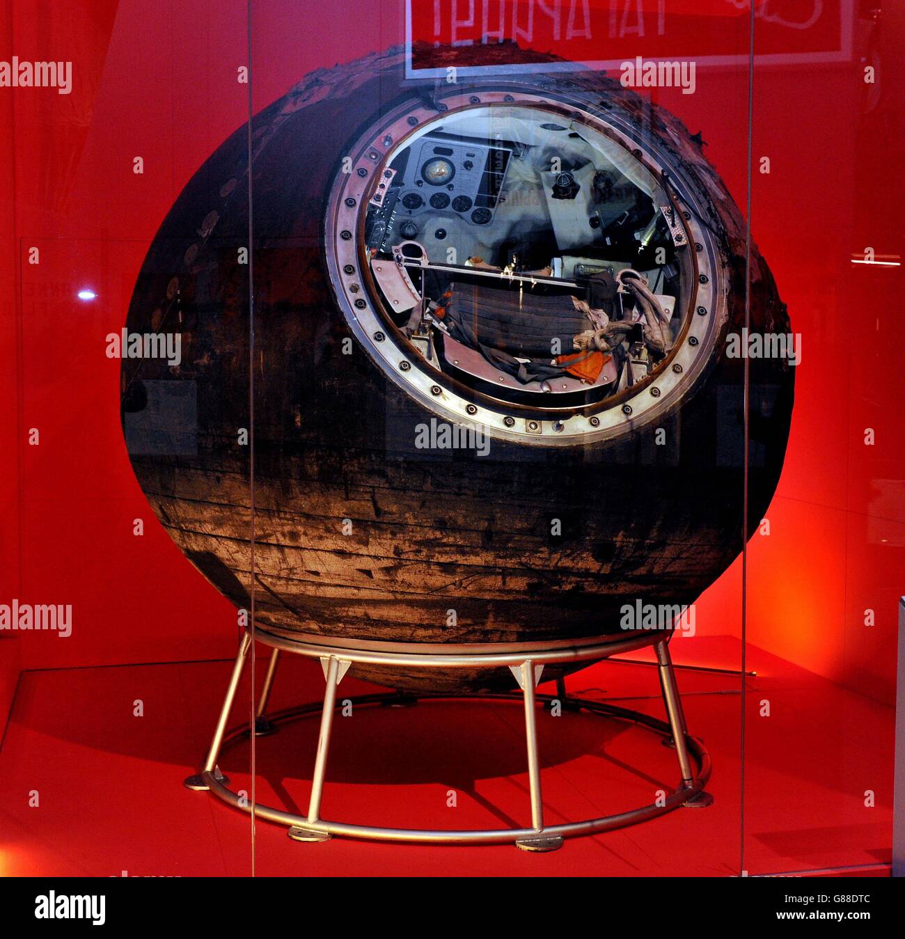 Vostok-6, die Raumkapsel, die von Valentina Tereshkova, der ersten Frau im Weltraum, als Teil des Science Museum in Londons neuer Ausstellung Cosmonauts: Geburtsstunde des Weltraumzeitalters pilotiert wurde. Stockfoto