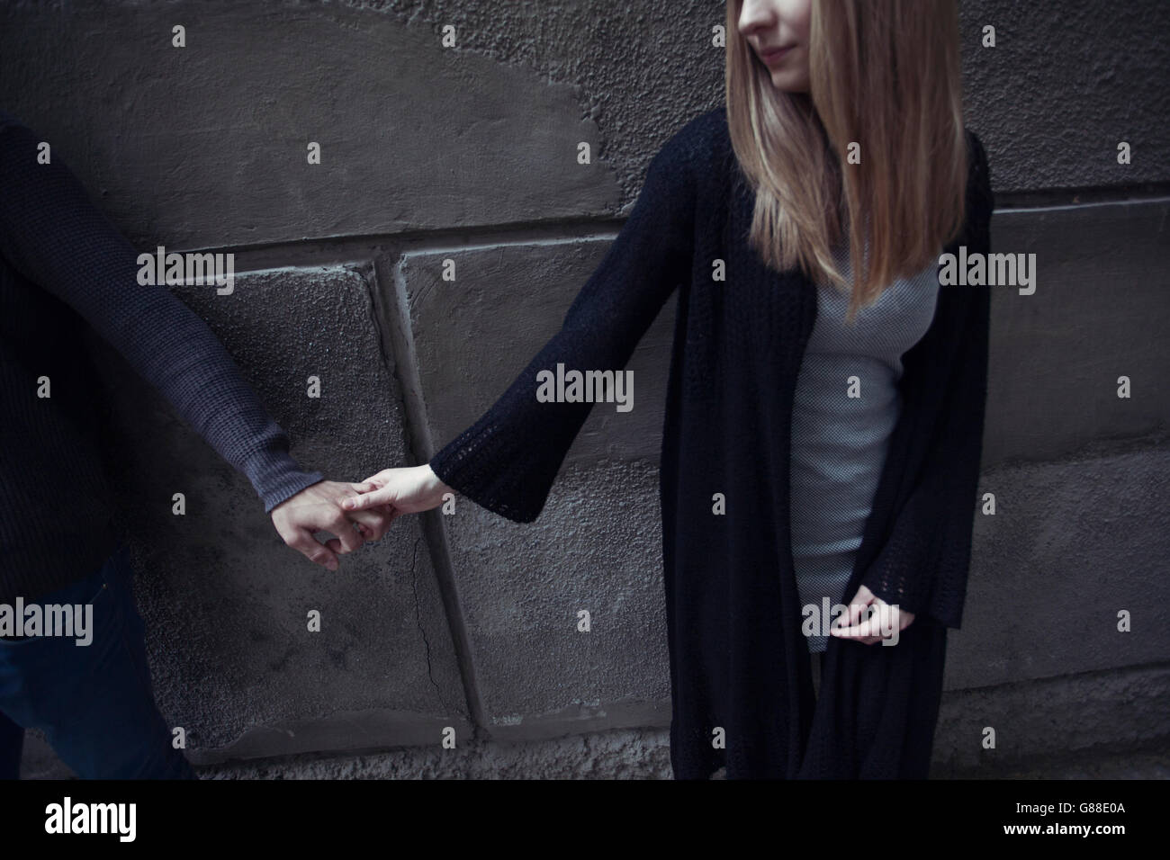Mann und Frau, die Hand in Hand Stockfoto