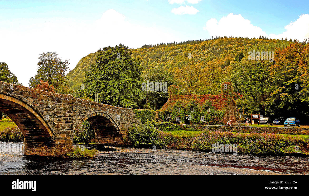 Die TU Hwnt l'r Bont Tearoom am Ufer des Flusses Conwy in Llanwrst, Nordwales. Die Teestube befindet sich in einem Gebäude aus dem Jahr 1480, das heute im Besitz des National Trust ist. Stockfoto