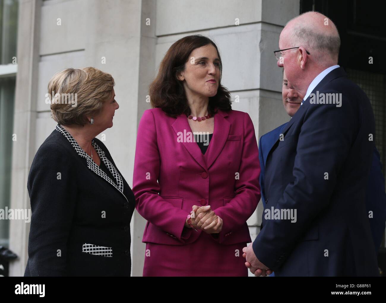 Die nordirische Sekretärin Theresa Villiers (Mitte) verlässt das Außenministerium in Dublin, nachdem sie mit Irlands Außenminister Charlie Flanagan (rechts) und Justizministerin Frances Fitzgerald zusammentreffen wurde. Stockfoto