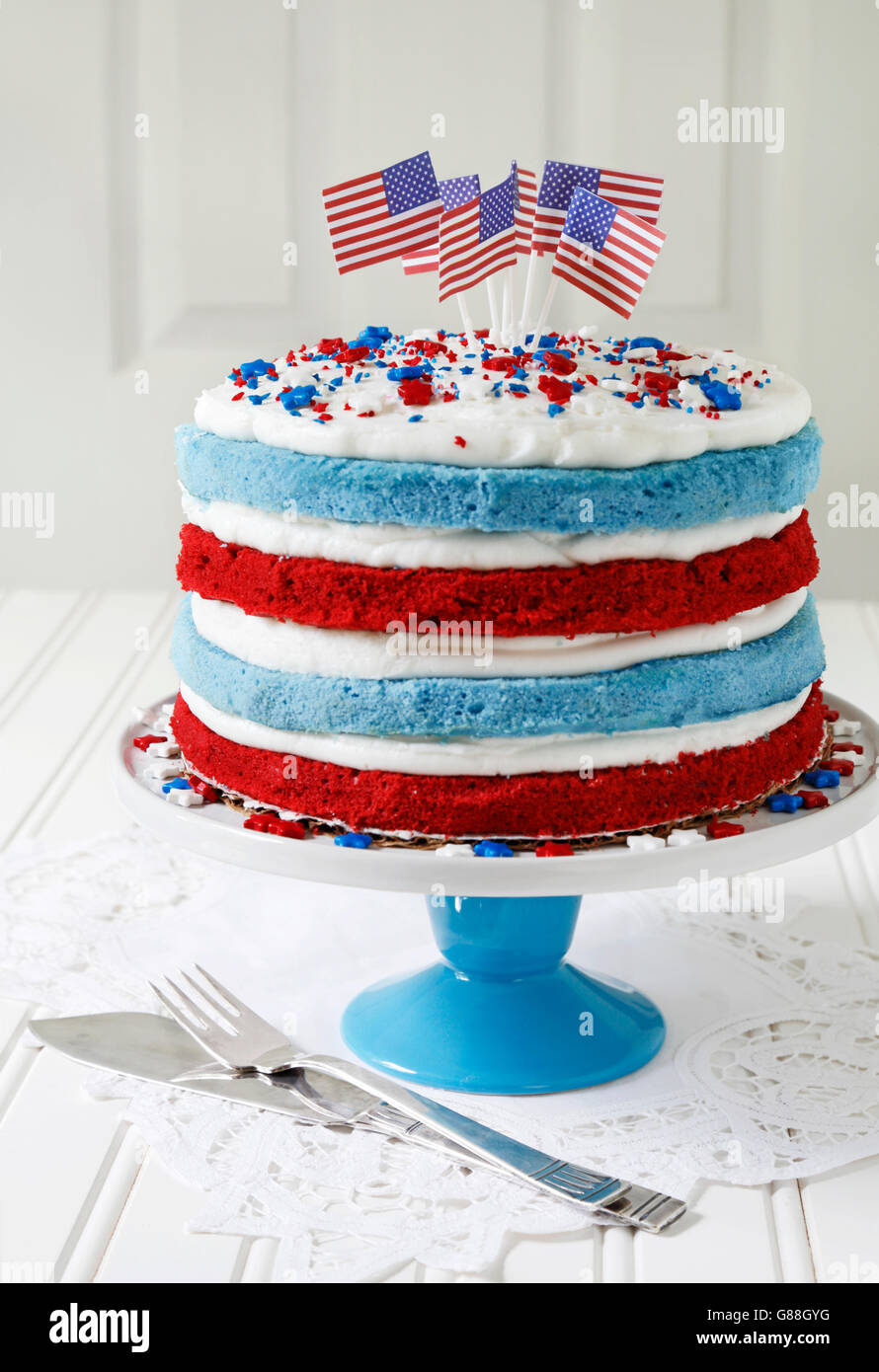 Roter Samt und Blaubeerkuchen mit amerikanischen Flaggen geschmückt Stockfoto