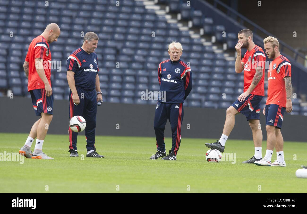 (Von links nach rechts) der schottische Alan Hutton, der stellvertretende Manager Mark McGhee, der Manager Gordon Strachan, Charlie Mulgrew und Jonny Russell während der Trainingseinheit im Hampden Park, Glasgow. Stockfoto