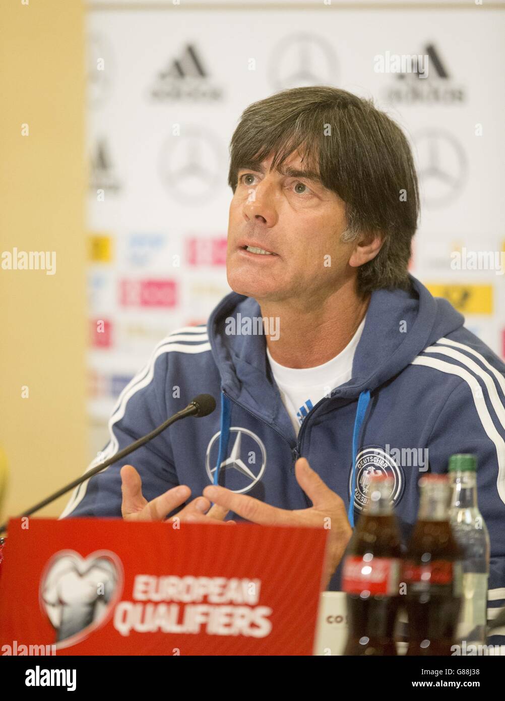 Deutschland-Manager Joachim Loew bei der Pressekonferenz im Hilton Glasgow Hotel, Schottland. DRÜCKEN Sie VERBANDSFOTO. Bilddatum: Sonntag, 6. September 2015. Siehe PA Geschichte FUSSBALL Deutschland. Bildnachweis sollte lauten: Jeff Holmes/PA Wire. EINSCHRÄNKUNGEN: Nutzung unterliegt Einschränkungen. . Kommerzielle Nutzung nur mit vorheriger schriftlicher Zustimmung der Scottish FA. Weitere Informationen erhalten Sie unter +44 (0)1158 447447. Stockfoto